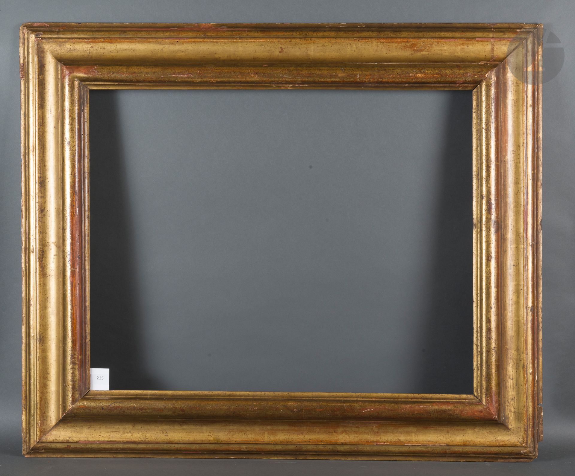 Null Un marco de madera dorada y moldeada con un perfil invertido. Italia, siglo&hellip;