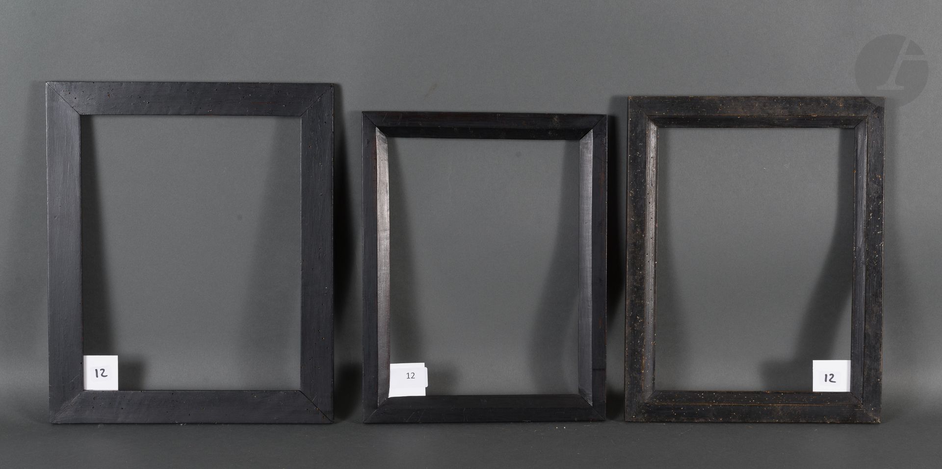 Null Drei Stäbe aus profiliertem und geschwärztem Holz.
19. Jahrhundert.
20,1 x &hellip;