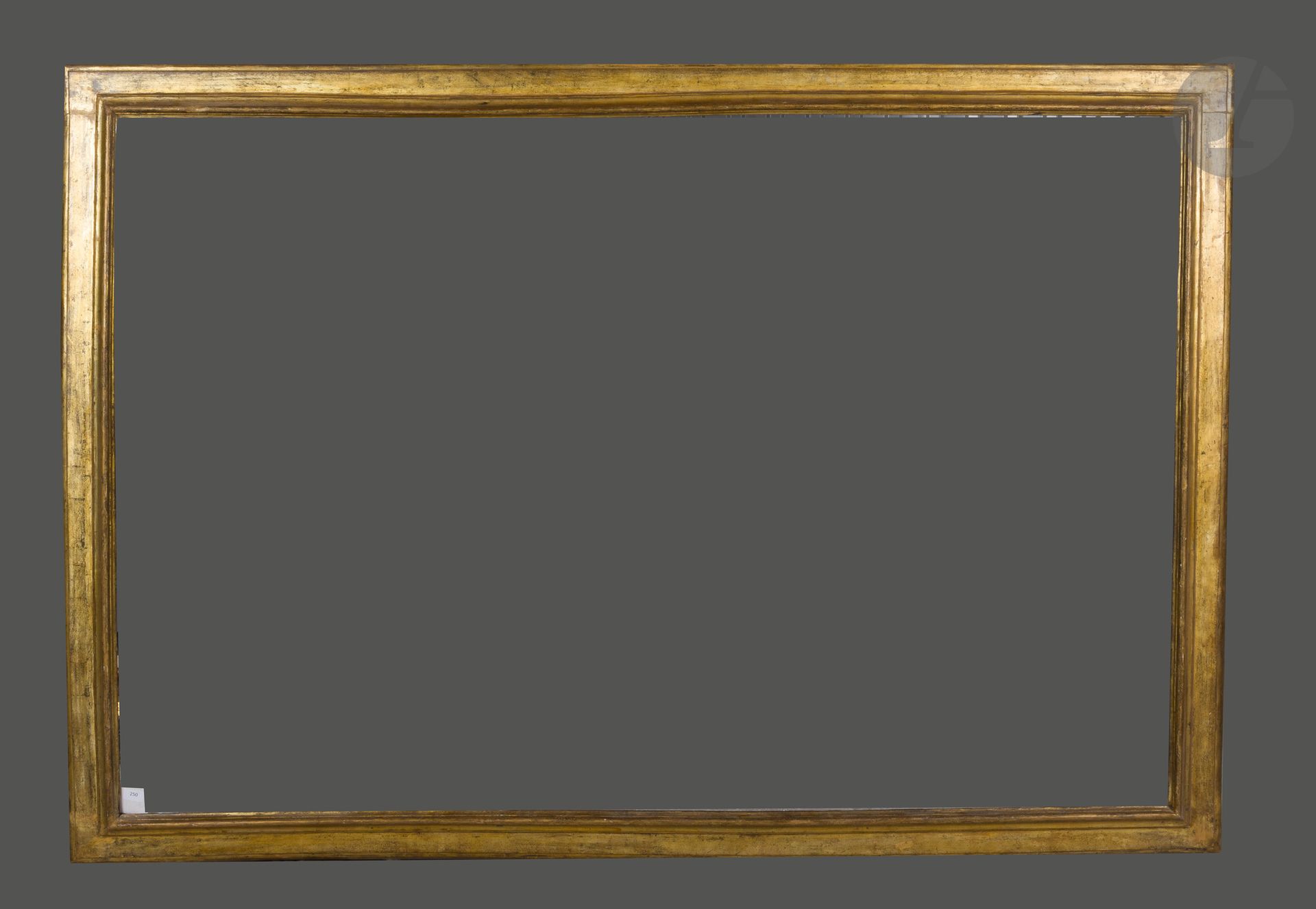Null 
一个大型模制和镀金的木质框架，轮廓倒置。 

意大利，17世纪（略带面纱）。

131 x 196 cm - 外形：10,5 cm (120F)