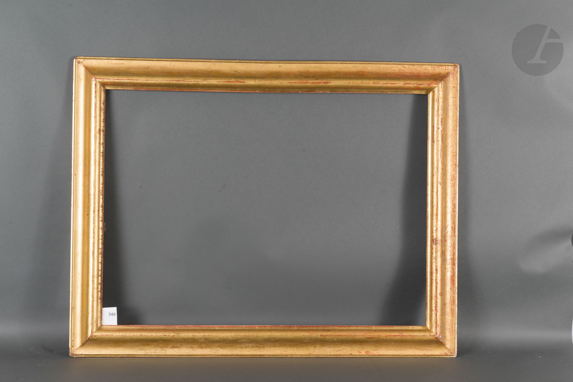 Null 铸模和镀金的木质框架，具有反转的轮廓。19世纪.
49,2 x 67,7 cm - 外形: 6,5 cm