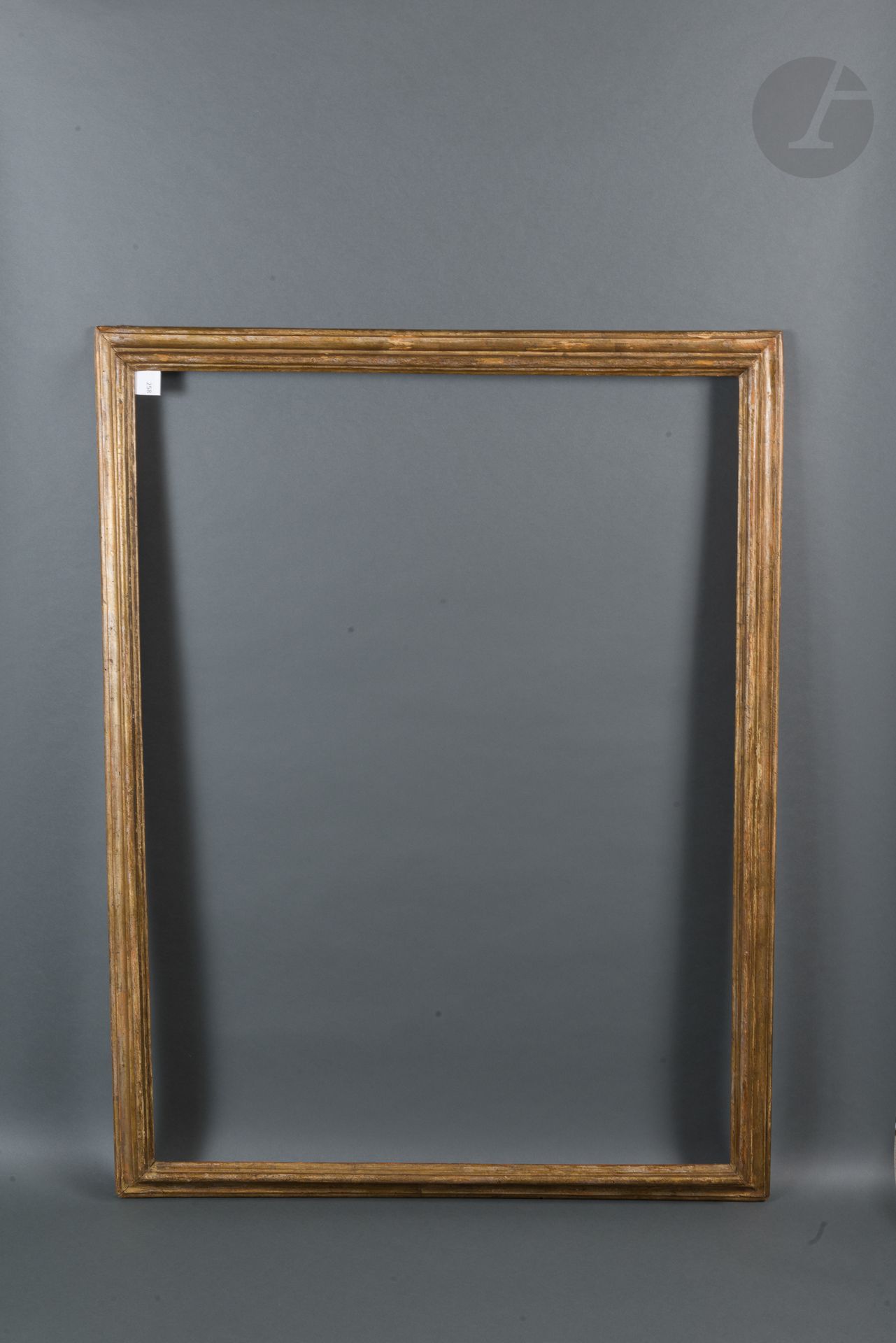 Null 铸模和镀金的木质框架，有一个倒置的轮廓。意大利，18世纪（磨损）。
82 x 111,6 cm - 外形 : 6,5 cm