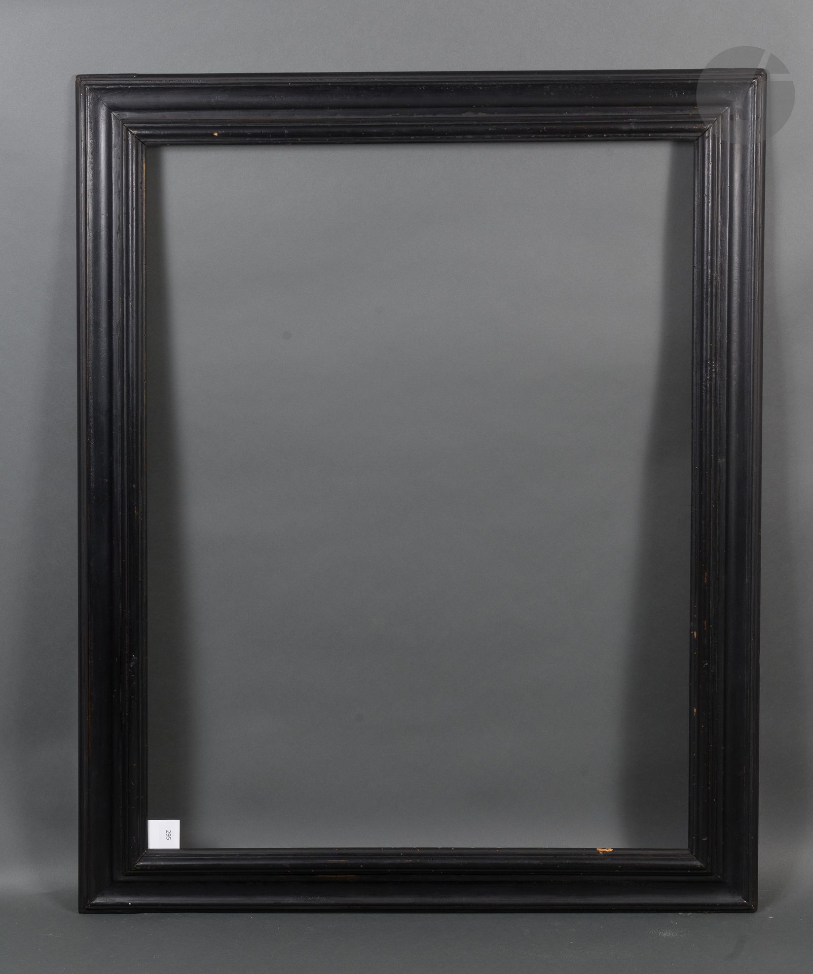 Null 一个模压和发黑的木质框架，有一个倒置的轮廓。
意大利，17世纪。
76.2 x 101.5厘米 - 外形：10厘米