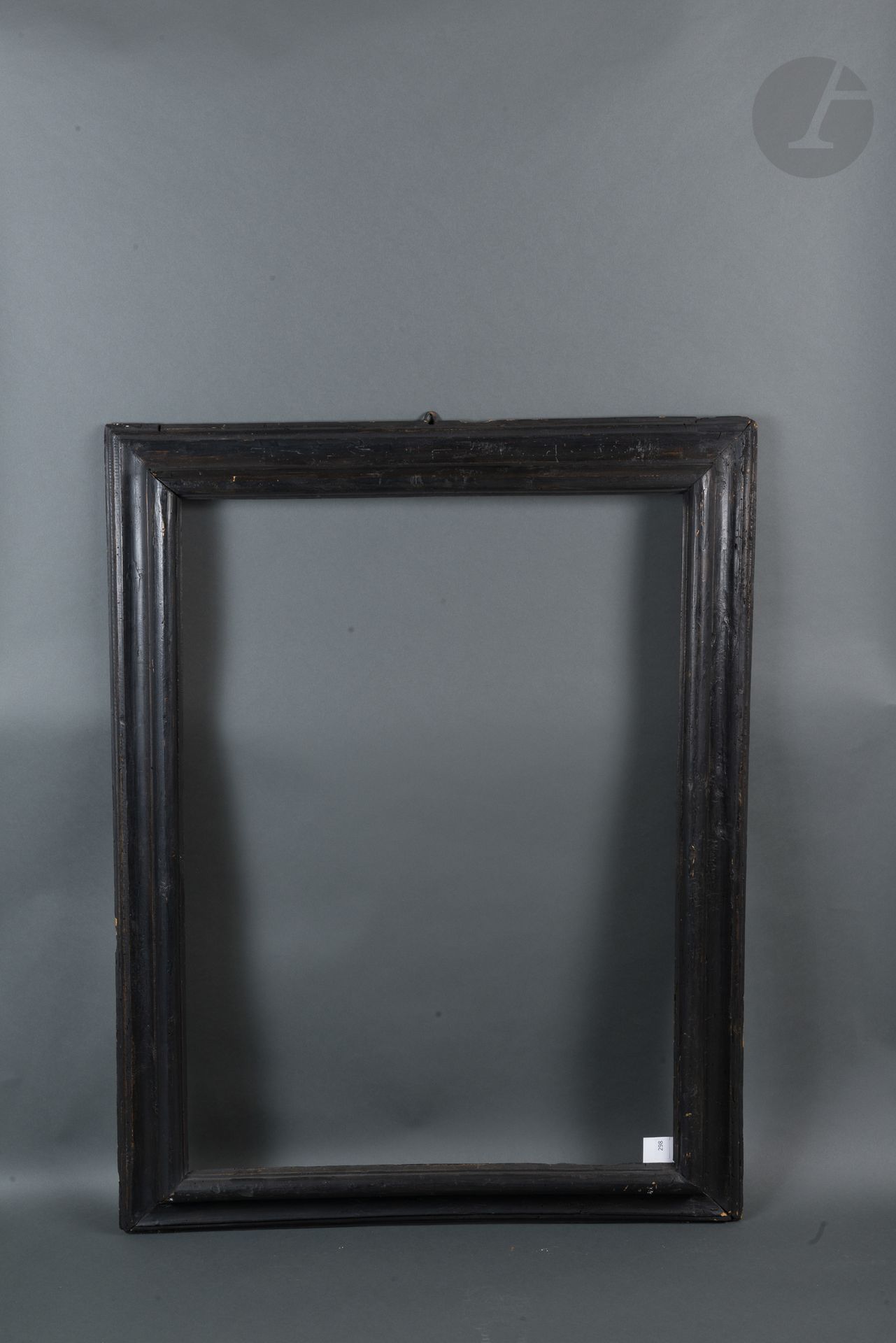 Null 一个模压和发黑的木质框架，有一个倒置的轮廓。意大利，17世纪（有瑕疵）。
69 x 95,4 cm - 外形: 11,5 cm (40P)