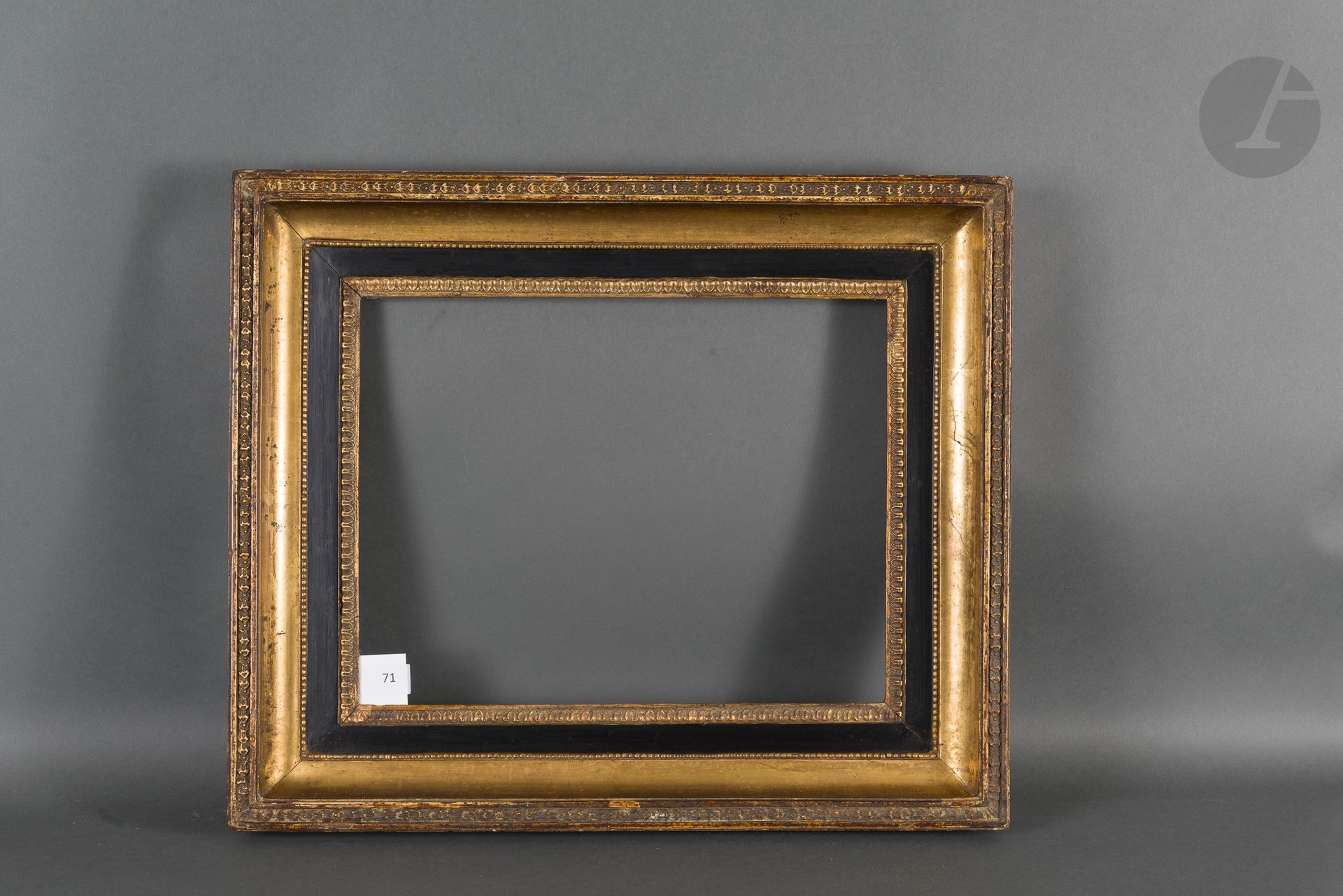 Null 一个模制的木头和黑金灰泥的喉咙，上面装饰着piastres、珍珠和rais-de-cœurs。19世纪初（磨损和事故）。
28,8 x 37,3 cm&hellip;
