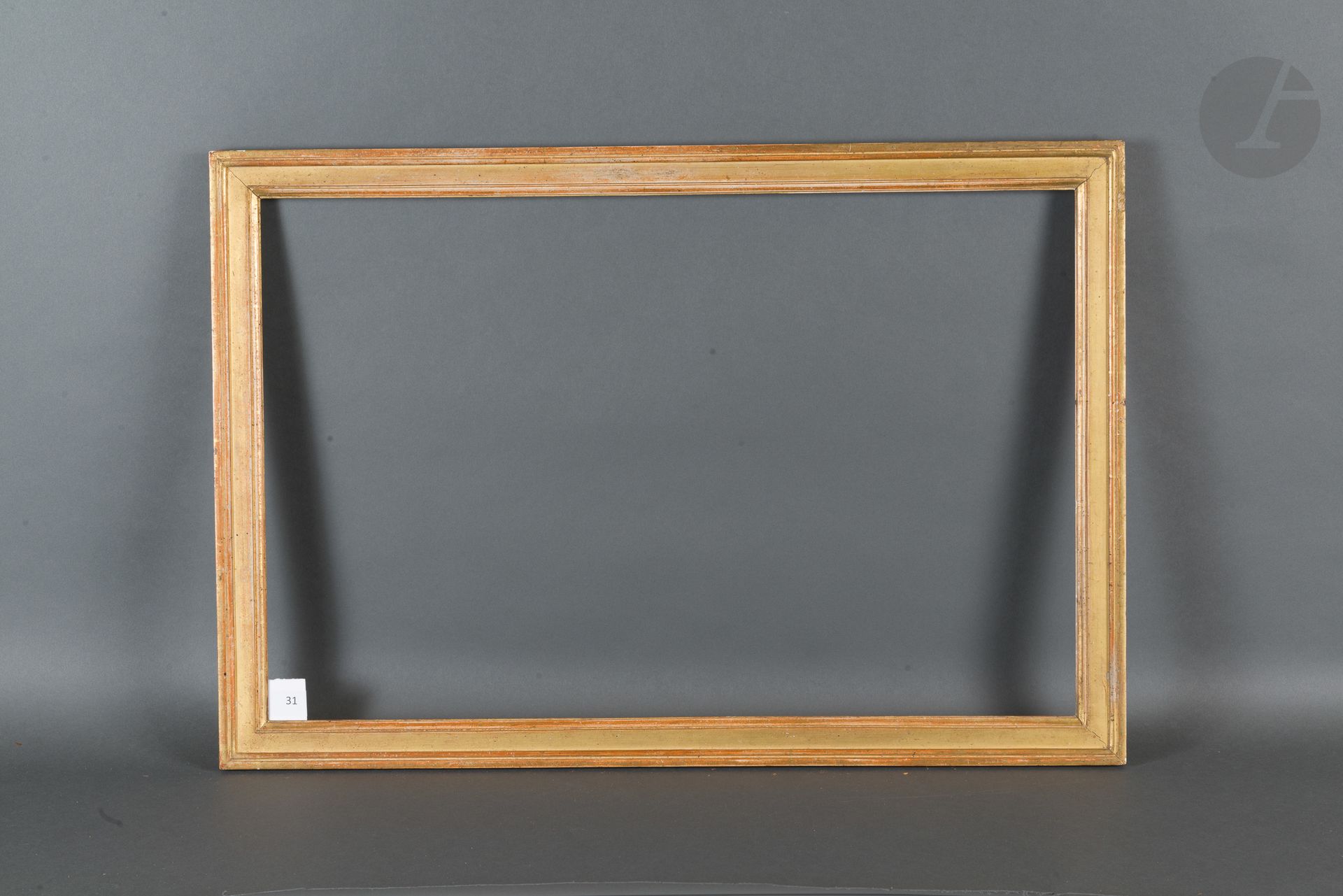 Null 佩芬风格的模制和镀金橡木杆。路易十六时期（小事故）。
43 x 66,8 cm - 外形 : 4 cm