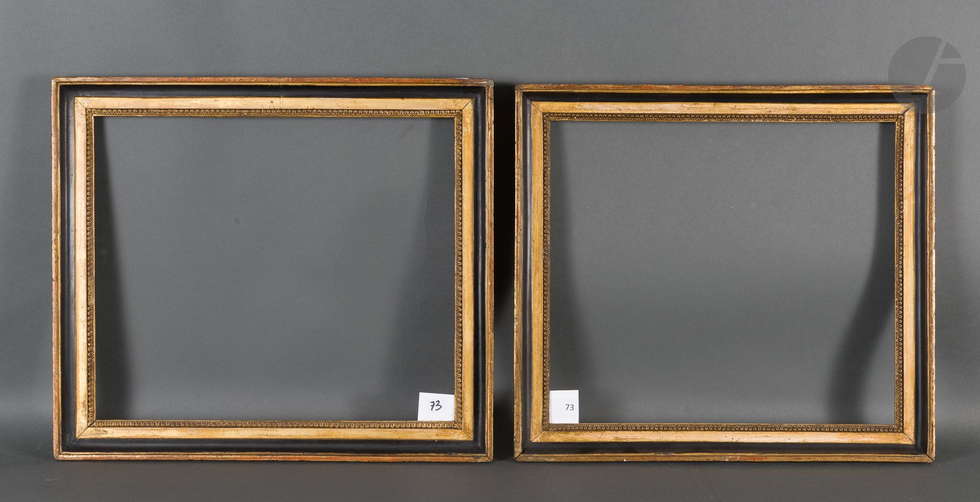 Null 一对黑色和金色的模制木制门，带有粉刷的Ris-de-coeur装饰。
18世纪晚期（修复）。
32,7 x 37,1 cm - 外形 : 3,8 cm