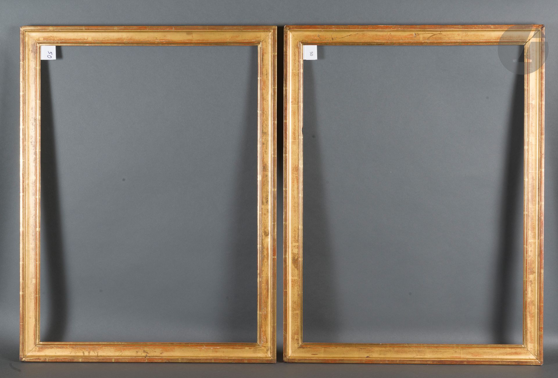 Null 一对模制和镀金的木制筷子。18世纪末-19世纪初（修复）。
50,7 x 68,7厘米和50,6 x 68,7厘米 - 外形：4,5厘米见
前页转载