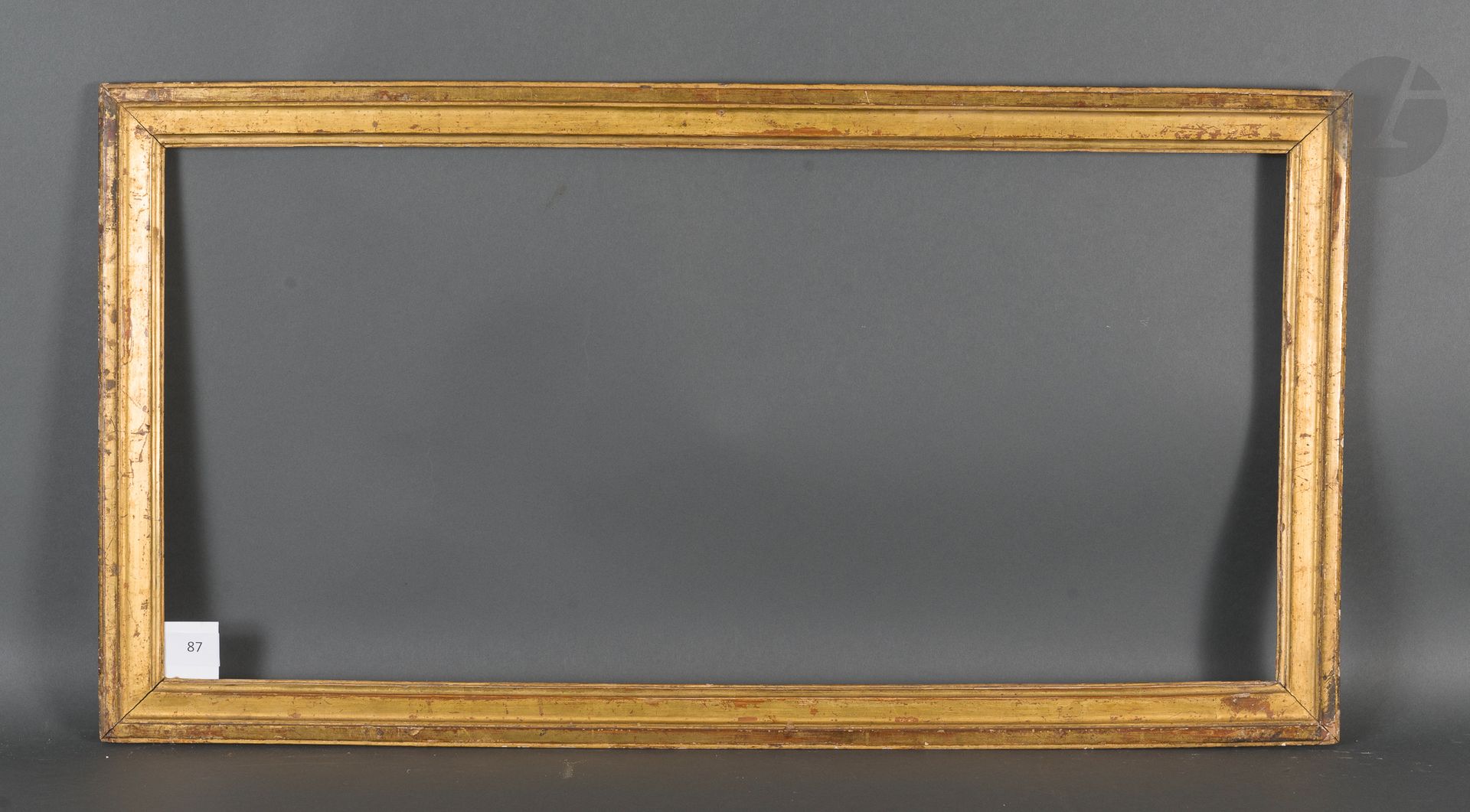 Null 模制和镀金的木杆。
路易十六时期（筹码）。
33,8 x 70,8 cm - 外形 : 4 cm