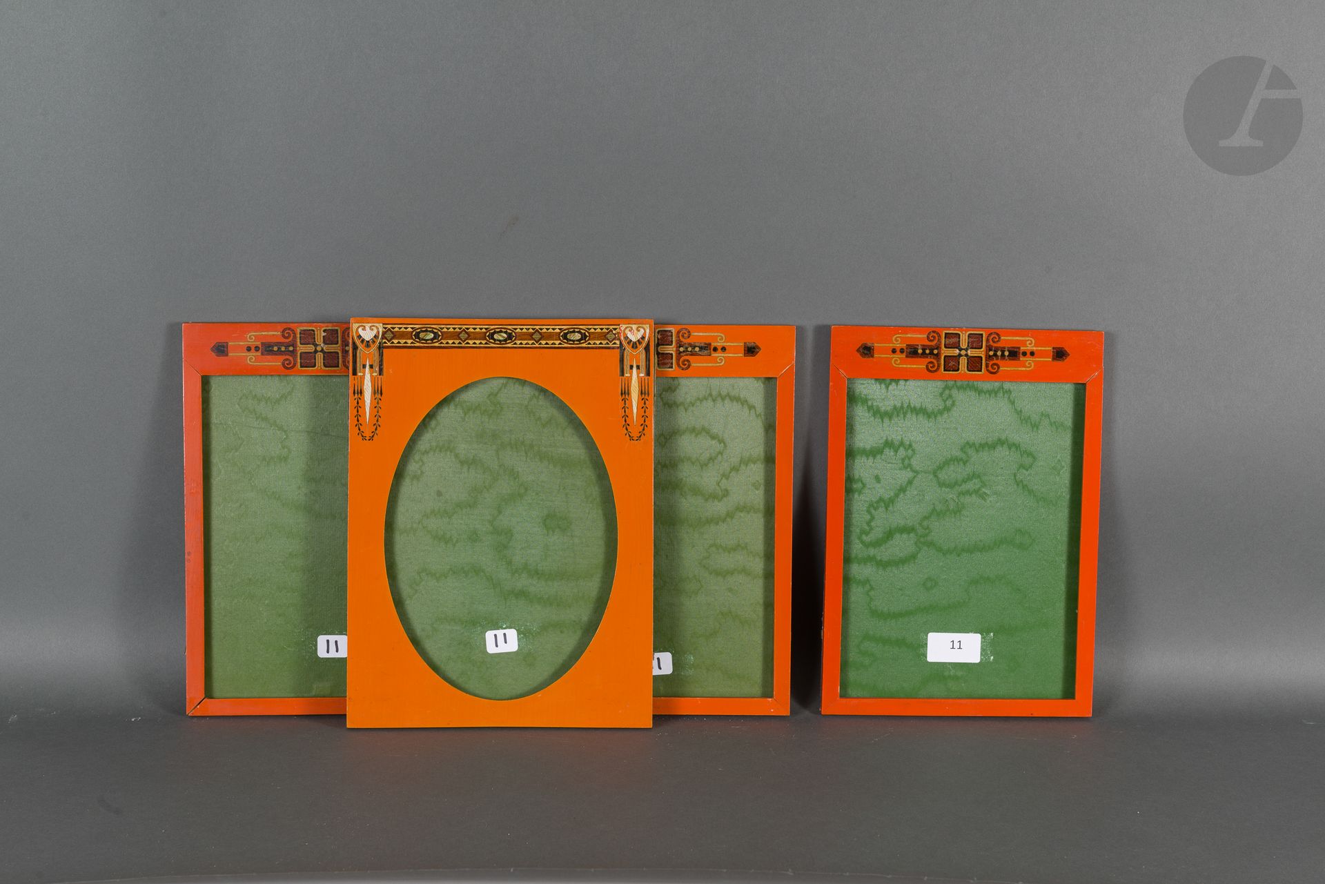 *Suite de trois cadres à photo en bois laqué orange à décor en décalcomanie. Cir&hellip;