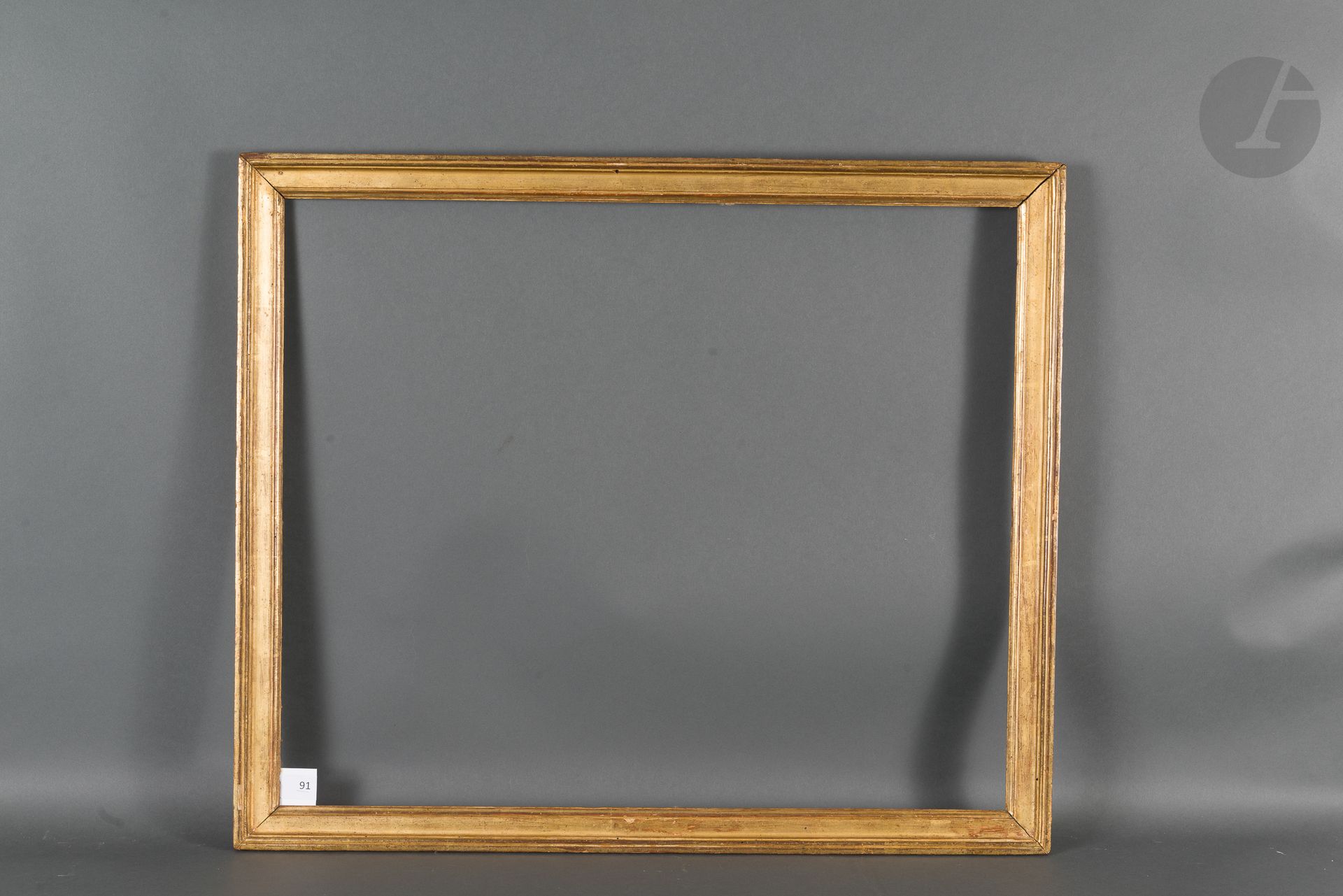 Null 模制和镀金的橡木杆。
路易十六时期（小事故）。
52,4 x 63 cm - 外形 : 4 cm (15F)