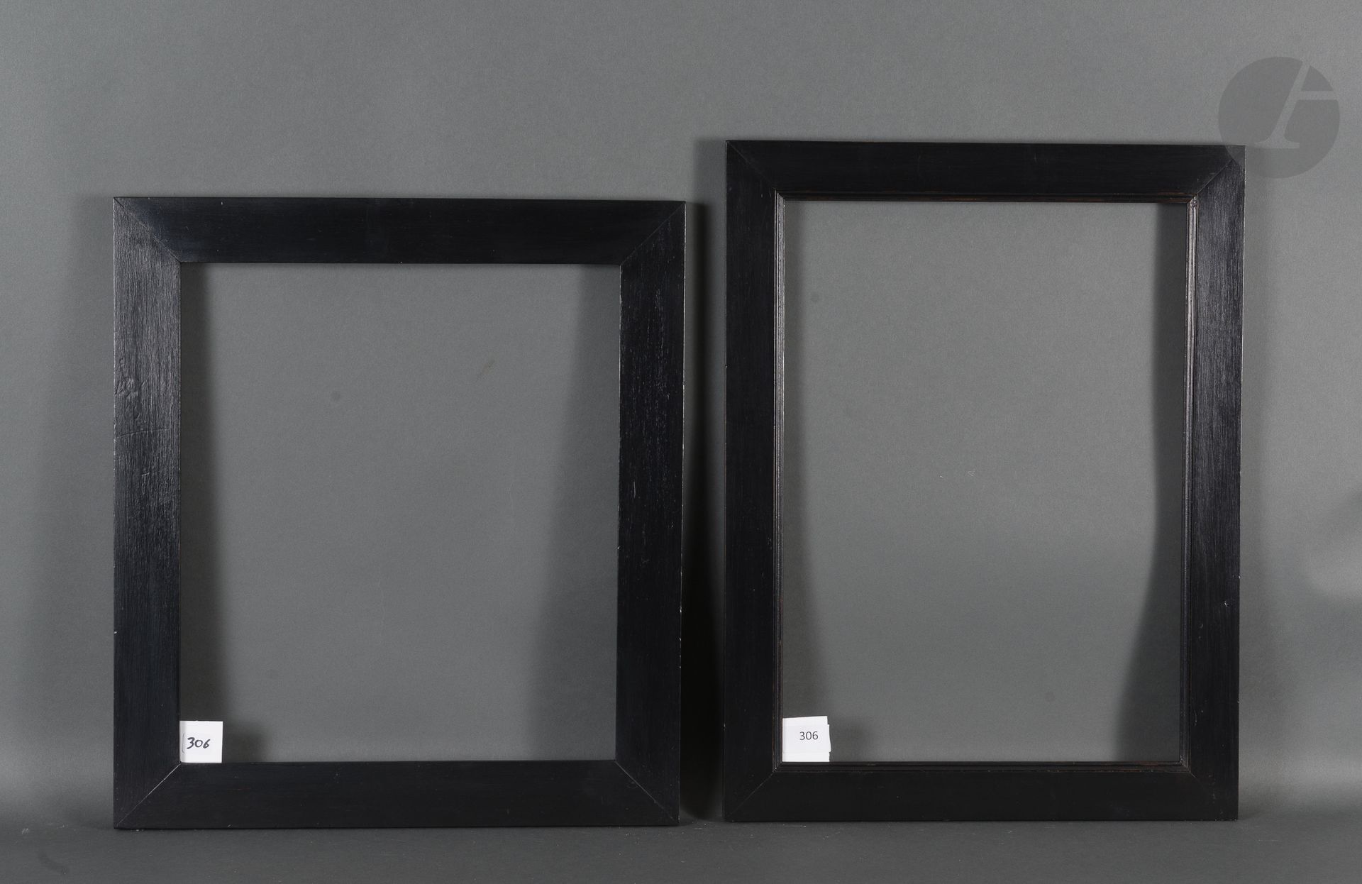 Null 两个模制和发黑的果木平框。意大利，19世纪。
31 x 34.3厘米-轮廓：4.5厘米和33.2 x 38.1厘米-轮廓：5厘米