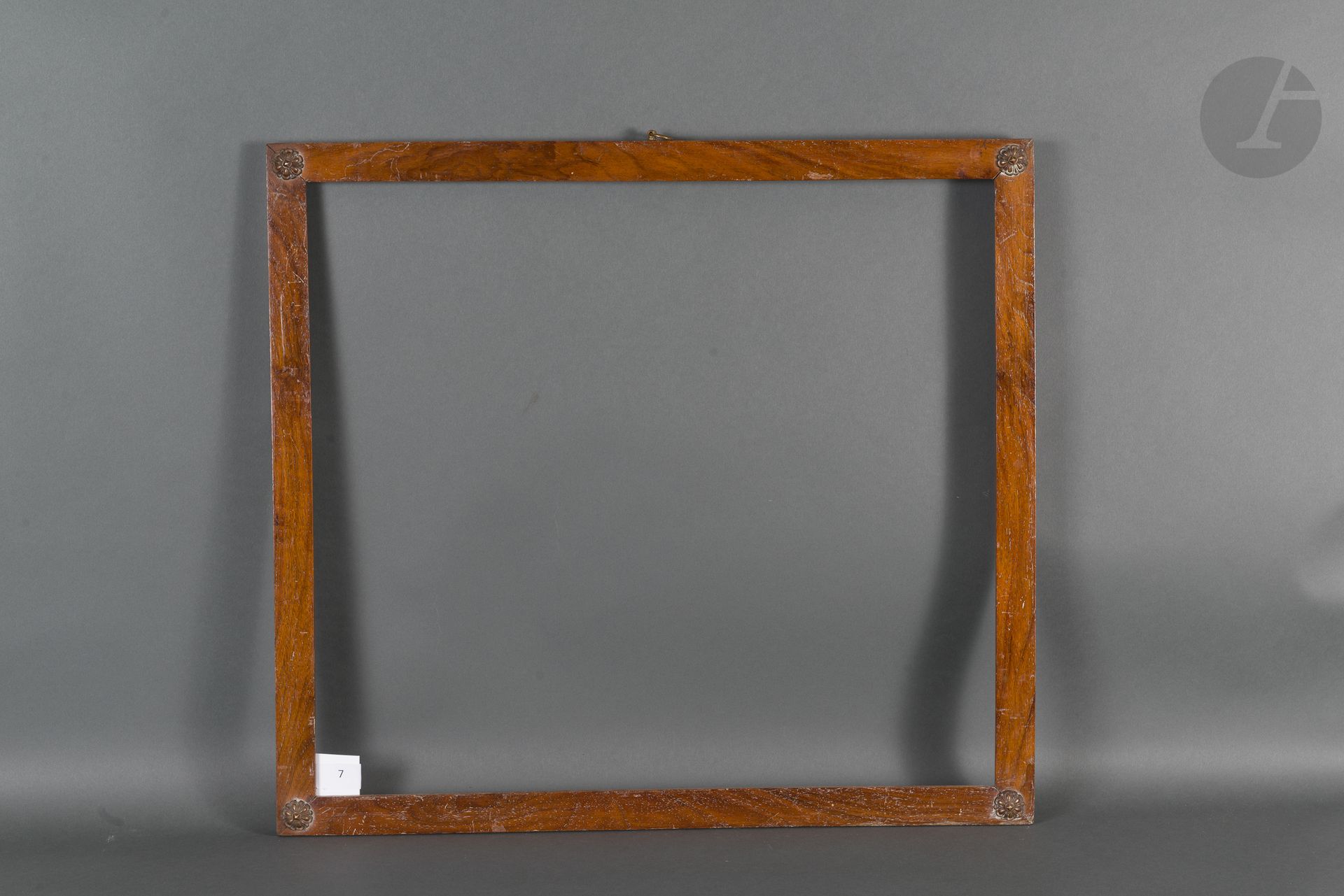 Null 平坦的桃花心木框架，四角有凸圆形铜币。西班牙，19世纪初。
50.1 x 55.8厘米 - 外形：3.2厘米