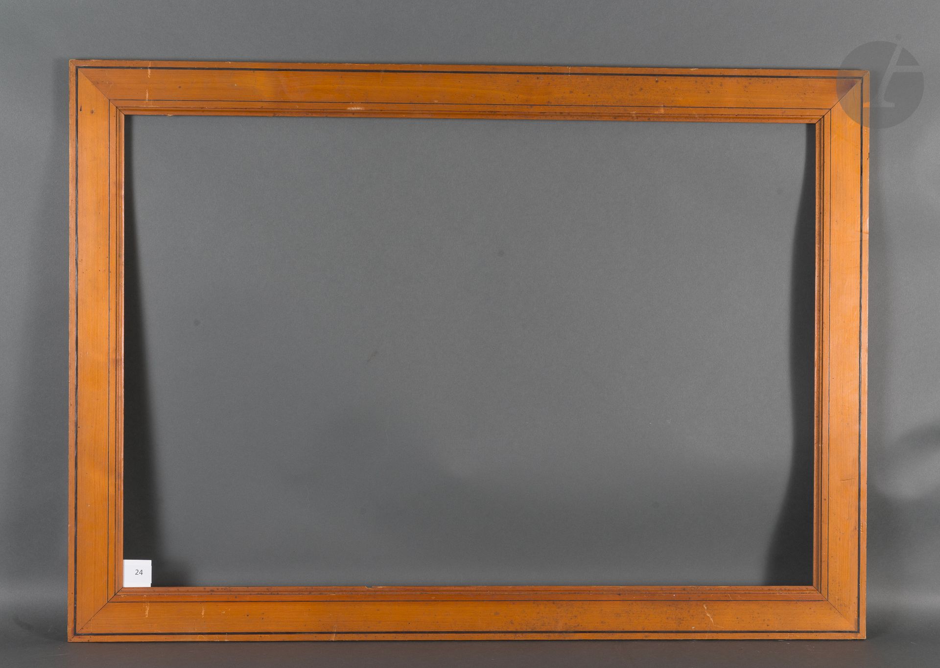 Null 黝黑的木质框架，有发黑的木片。路易-菲利普时期
58,2 x 86,1 cm - 外形：6,8 cm