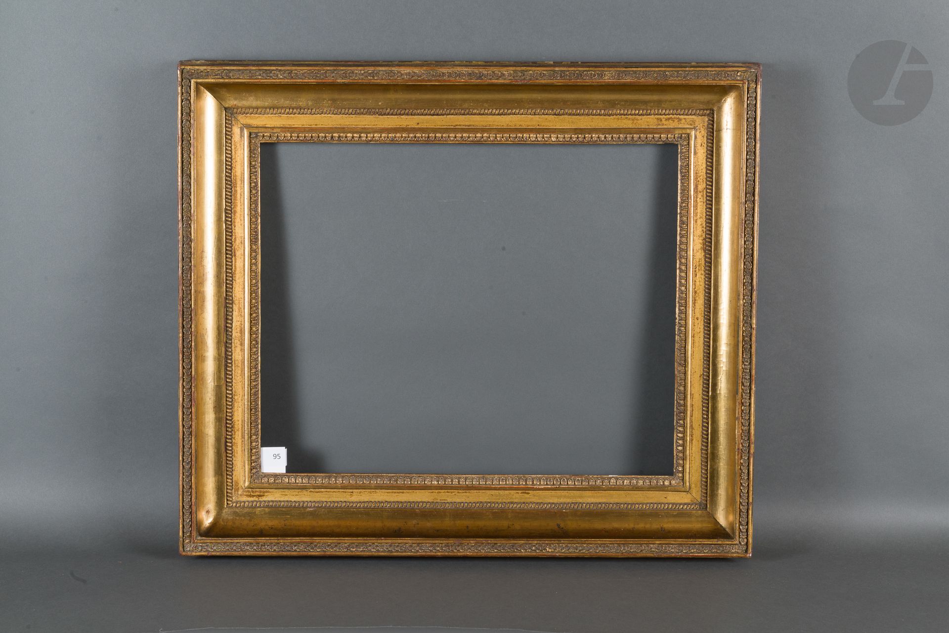 Null Molded wood and gilded stucco frame decorated with piastres, cord and rais-&hellip;