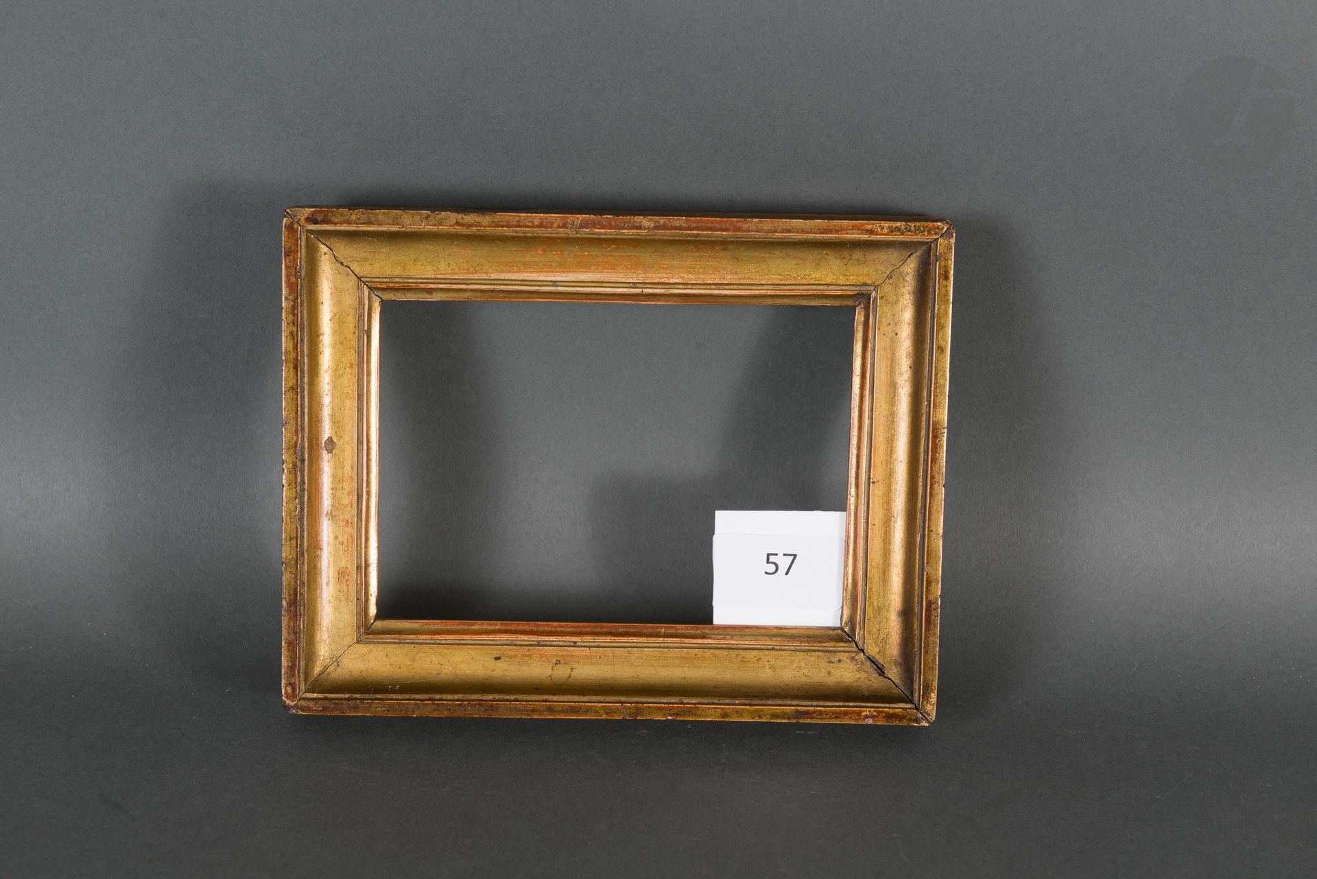Null 
Gola in legno modellato e dorato. 

Inizio del XIX secolo.

9,1 x 14,3 cm &hellip;