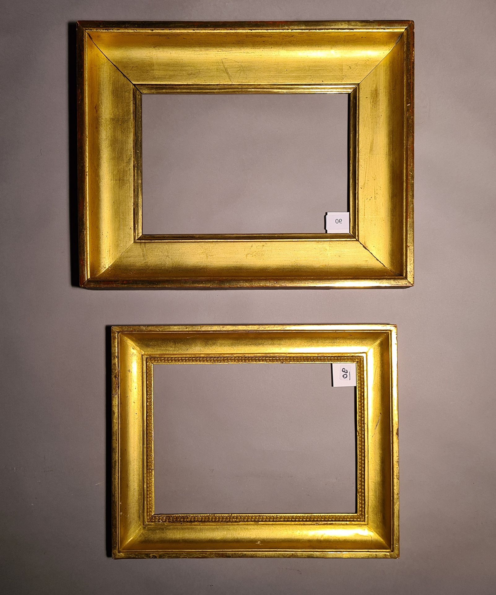 Null 
两个模制和镀金的木制门廊，第一个门廊有灰泥的Rais-de-coeur装饰。

19世纪初。

21,3 x 28,9 cm - 外形：5,5 cm&hellip;