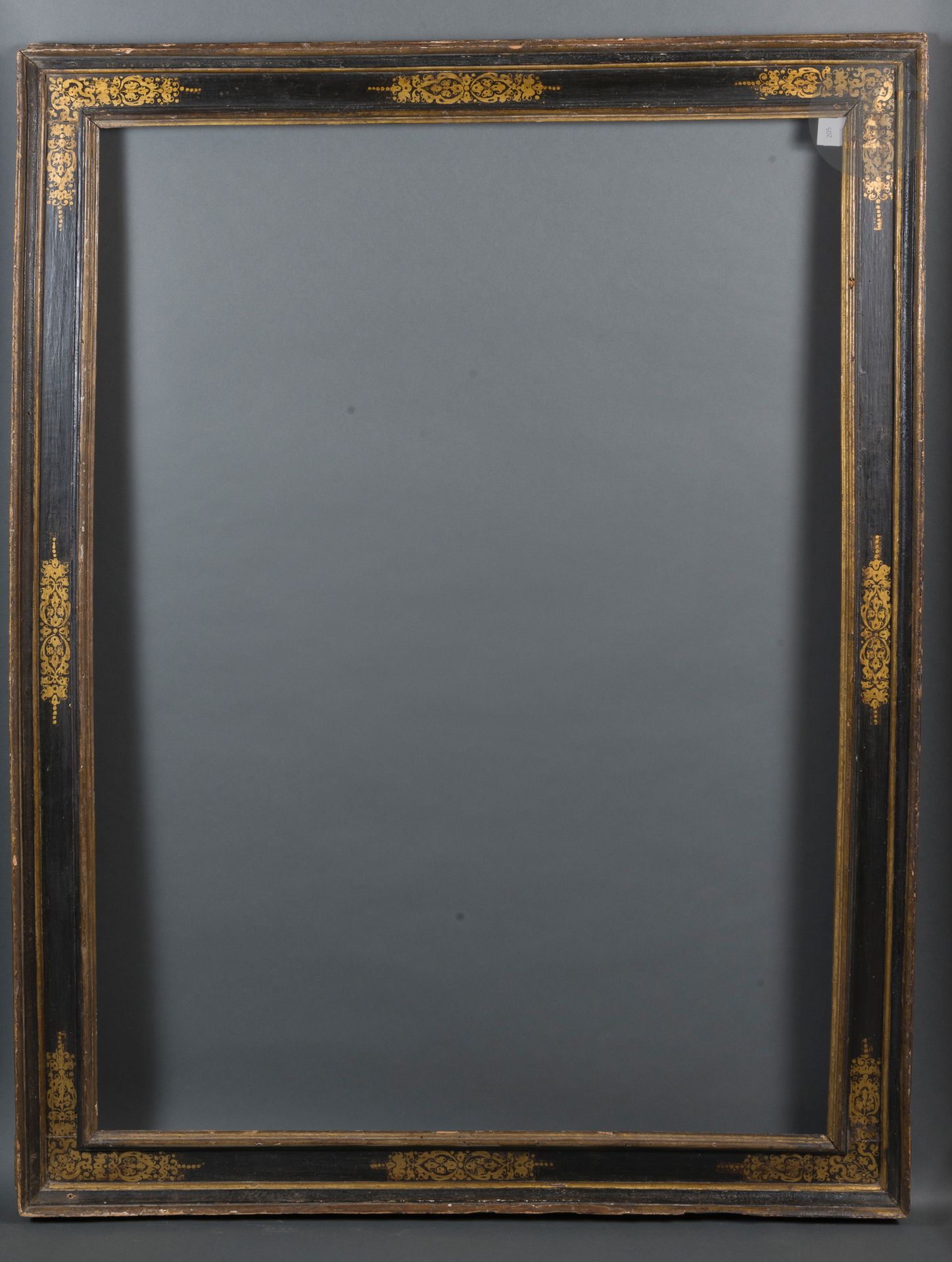 Null 黑色和金色的模制木质卡塞塔框架，四角和中间有卷轴装饰。托斯卡纳，16世纪（略带雾气）。
99.5 x 138.5 cm - 外形：11.3 cm