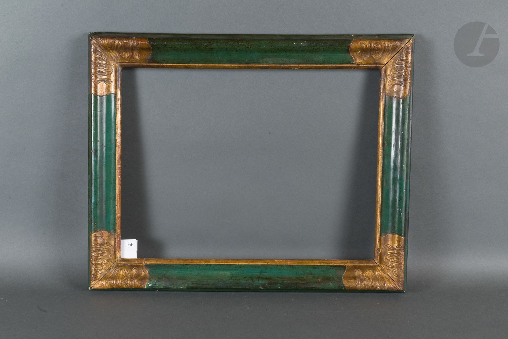 Null Wooden frame molded and painted in green, gilded corners with acanthus leav&hellip;
