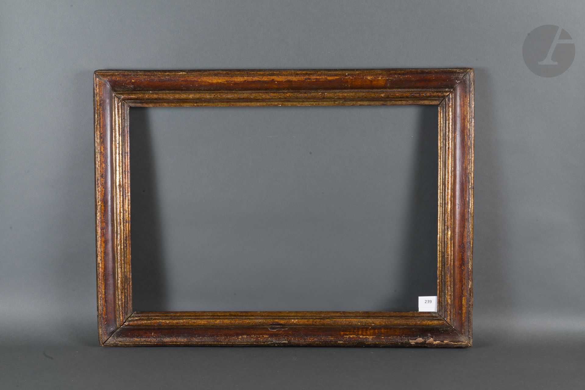 Null 一个镀金和彩绘的模制木框，有一个颠倒的轮廓和假的玳瑁装饰。
莱斯-马奇，17世纪。
42,5 x 63,5 cm - 外形：7 cm (15M
)