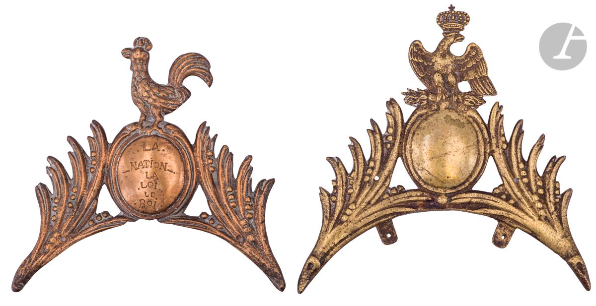 Null Deux frontons de pendule comtoise : 


- en bronze à décors d’un coq sur mé&hellip;