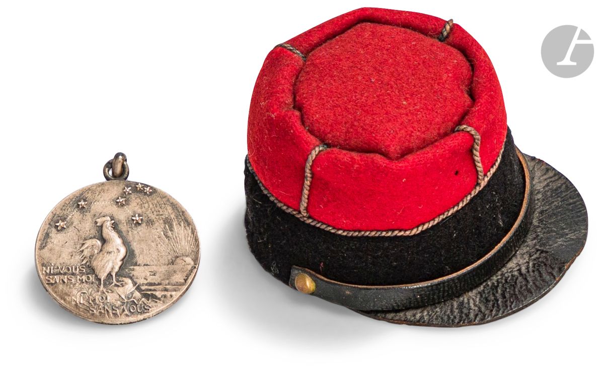 Null Lot de souvenirs de 1914-1918, comprenant :


- Képi rouge en miniature ave&hellip;