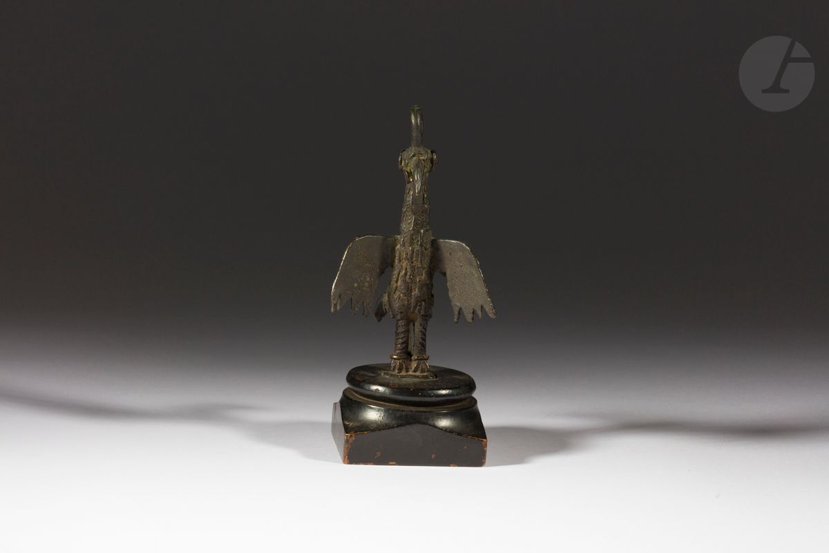 Null Sculpture représentant un oiseau, probablement un Ibis, se tenant debout su&hellip;