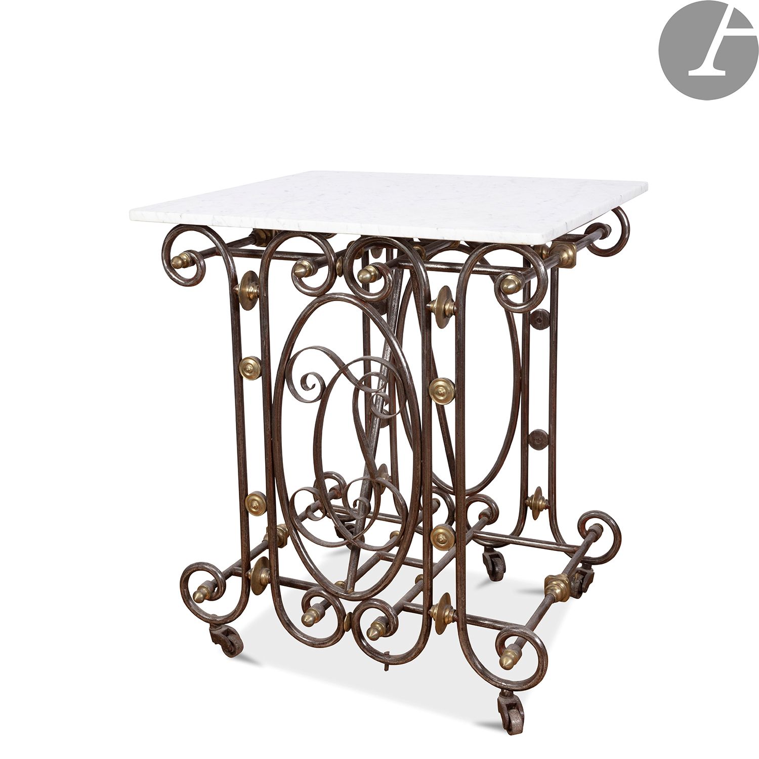 Null 20世纪初的作品 - GEORGES TERZI
收藏 屠夫的
桌子
。立柱由钢和黄铜制成，由横杆连接。
灰色脉络的白色大理石面板。
高. 88厘米 &hellip;