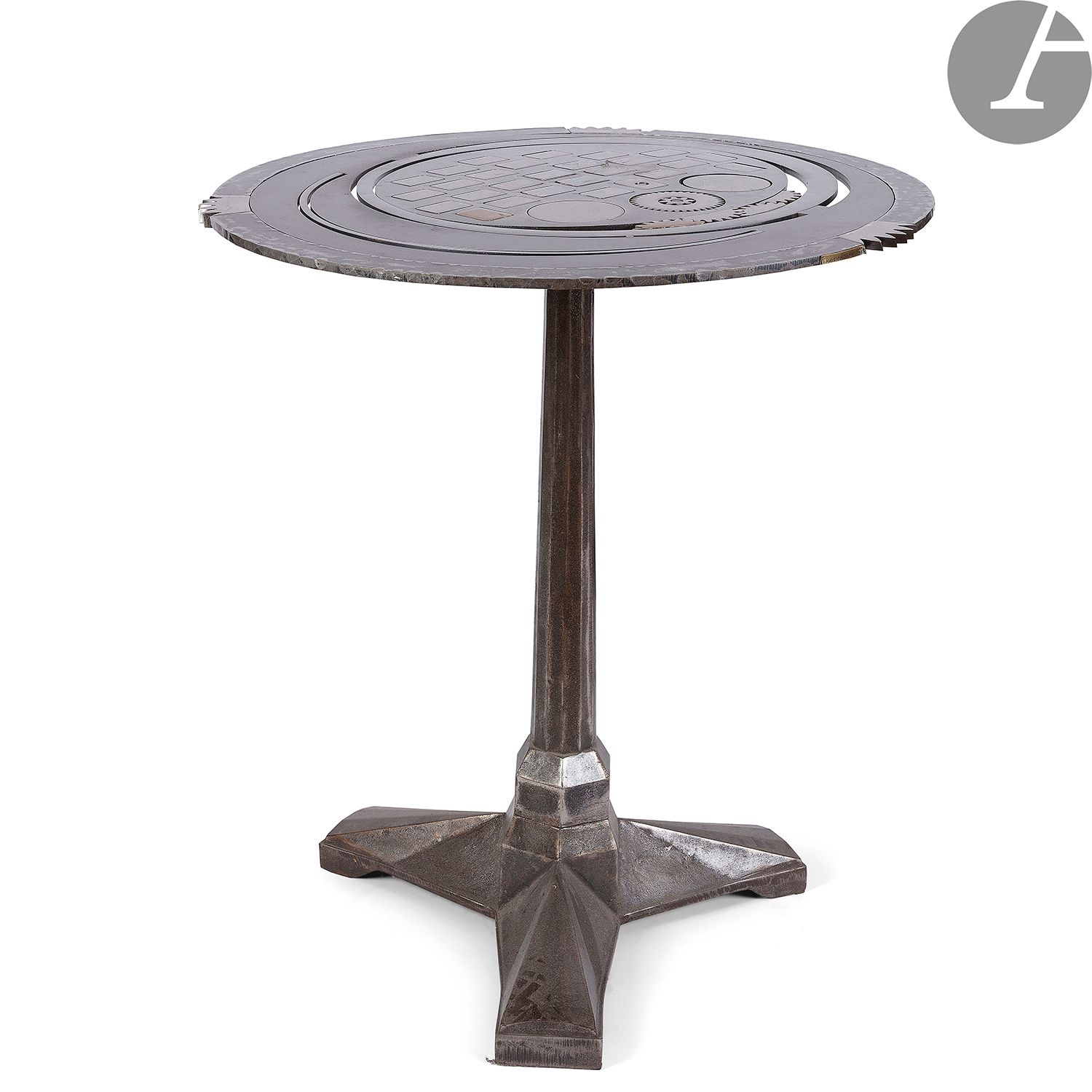 Null 
卡尔-胡戈-马斯(20-21世纪)

台阶式桌子GT 02

基座式桌子。顶部为焊接钢，镂空，并带有齿轮，安装在一个装饰艺术时期的铸铁脚上。 

签&hellip;