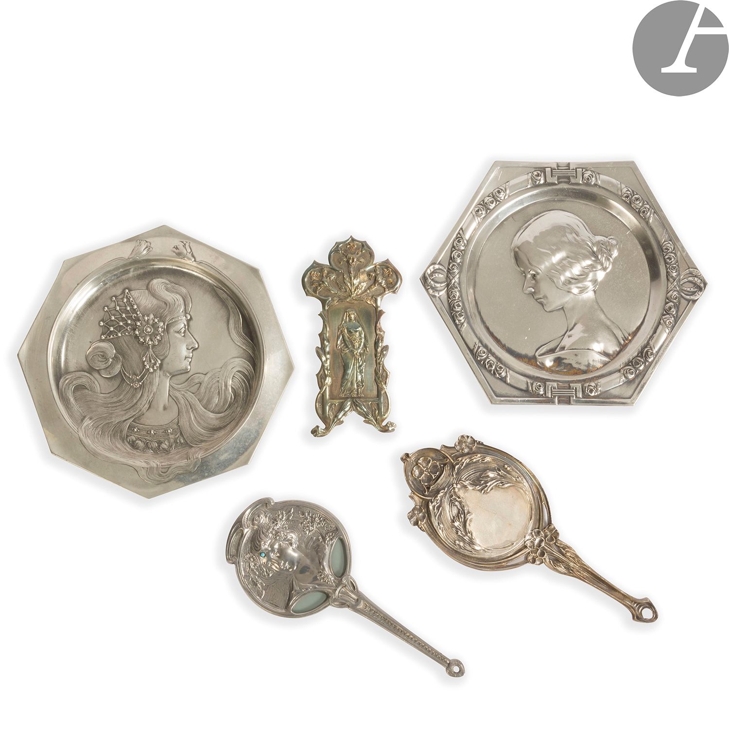 Null 新艺术作品 - GEORGES TERZIAN
COLLECTIONS银和锡制
套装
，包括2个手镜，1个装饰盘和2个盘子，装饰有女性的轮廓和叶子
。&hellip;