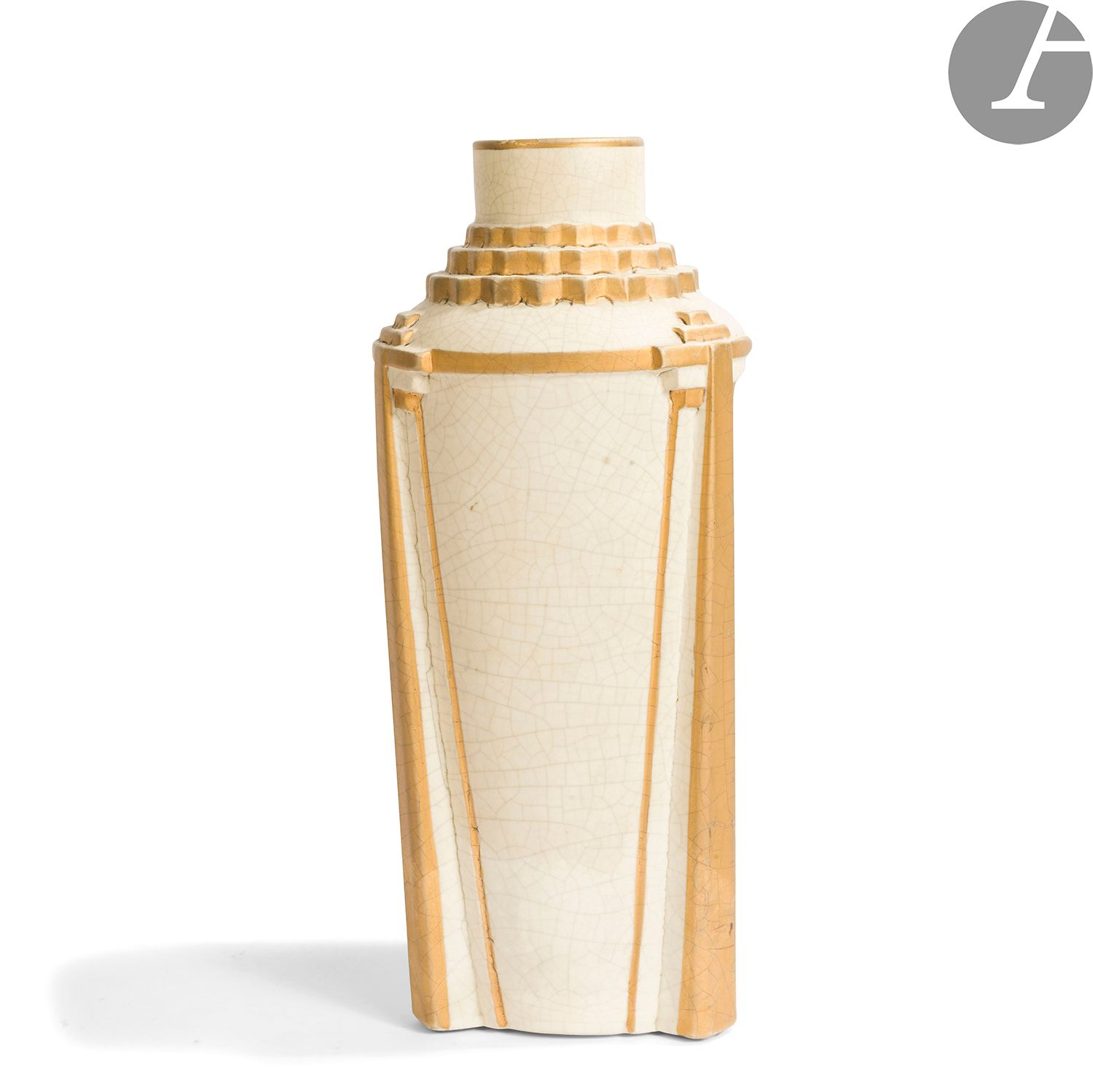 Null FIVES-LILLE制造商-GEORGES TERZIAN系列
米色和镀金釉面陶瓷
花瓶
，有细微的裂纹，颈部有台阶
。
 
底座下有印章标记。
高&hellip;