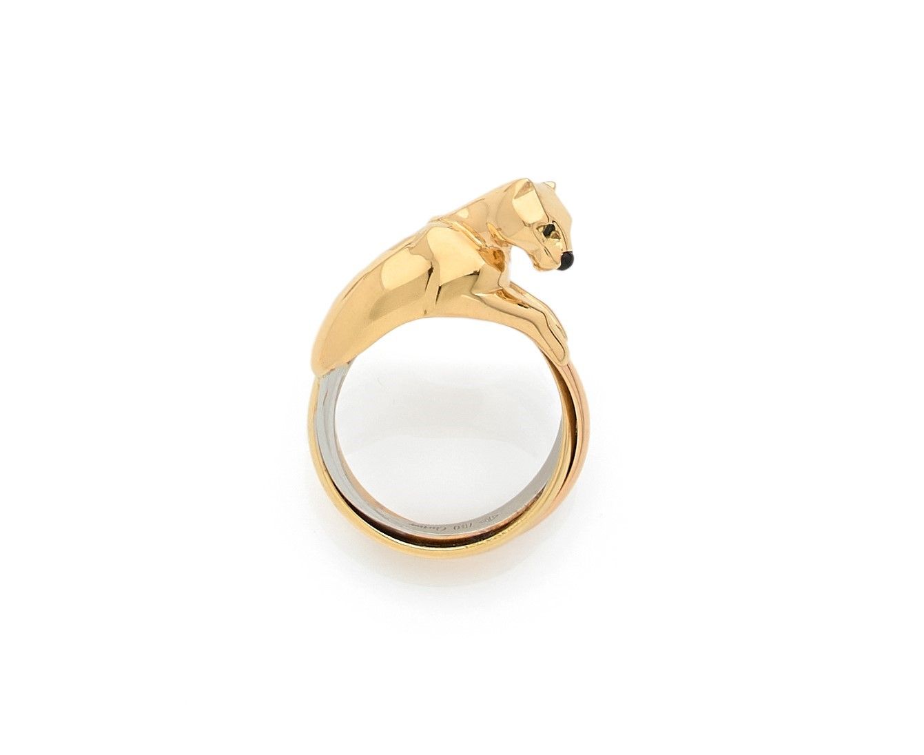 Null 
CARTIER18K (750)金戒指，代表一只豹子，眼睛上各镶有一颗绿宝石，鼻子上有珐琅，戒指上有三种颜色的黄金
。
有签名和编号的。手指大小：6&hellip;