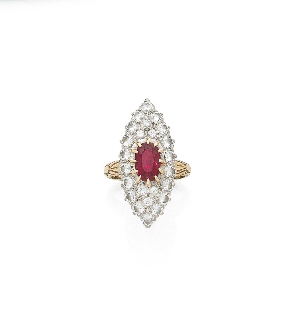 Null 一枚18K（750）金榄尖形戒指，镶嵌着一颗椭圆形红宝石，周围是圆形明亮式切割钻石。手指大小：47.毛重：7.6克(芯片)

镶有红宝石和钻石的戒指