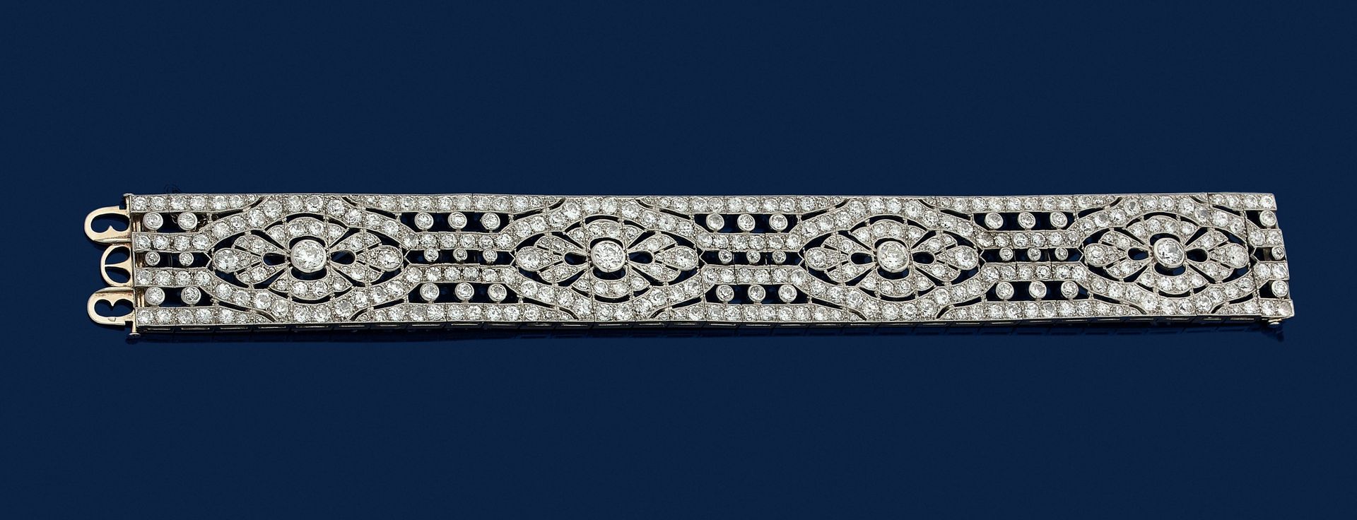 Null 一条法国1925年的铂金手链，镶嵌着钻石。 这条手链由铂金制成，上面有几何图案，镶嵌着圆形老式切割钻石。1925年代的法国作品。尺寸：18.8 x 2&hellip;