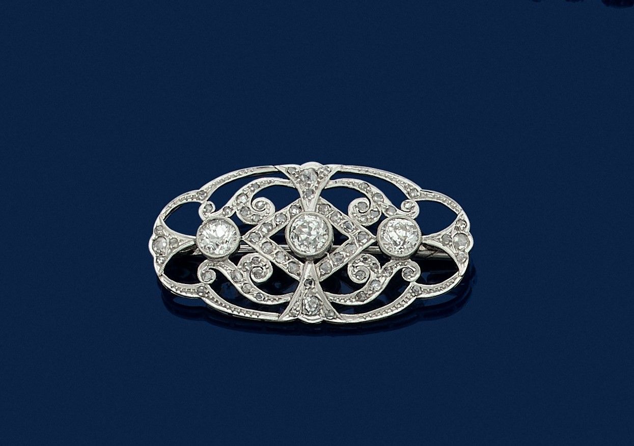 Null 一枚铂金胸针，上面镶嵌着几何图案，上面有老式切割的钻石和切割的玫瑰花。1930年代的法国作品。尺寸：4.2 x 2.2厘米左右。毛重：9.8克（事故，&hellip;
