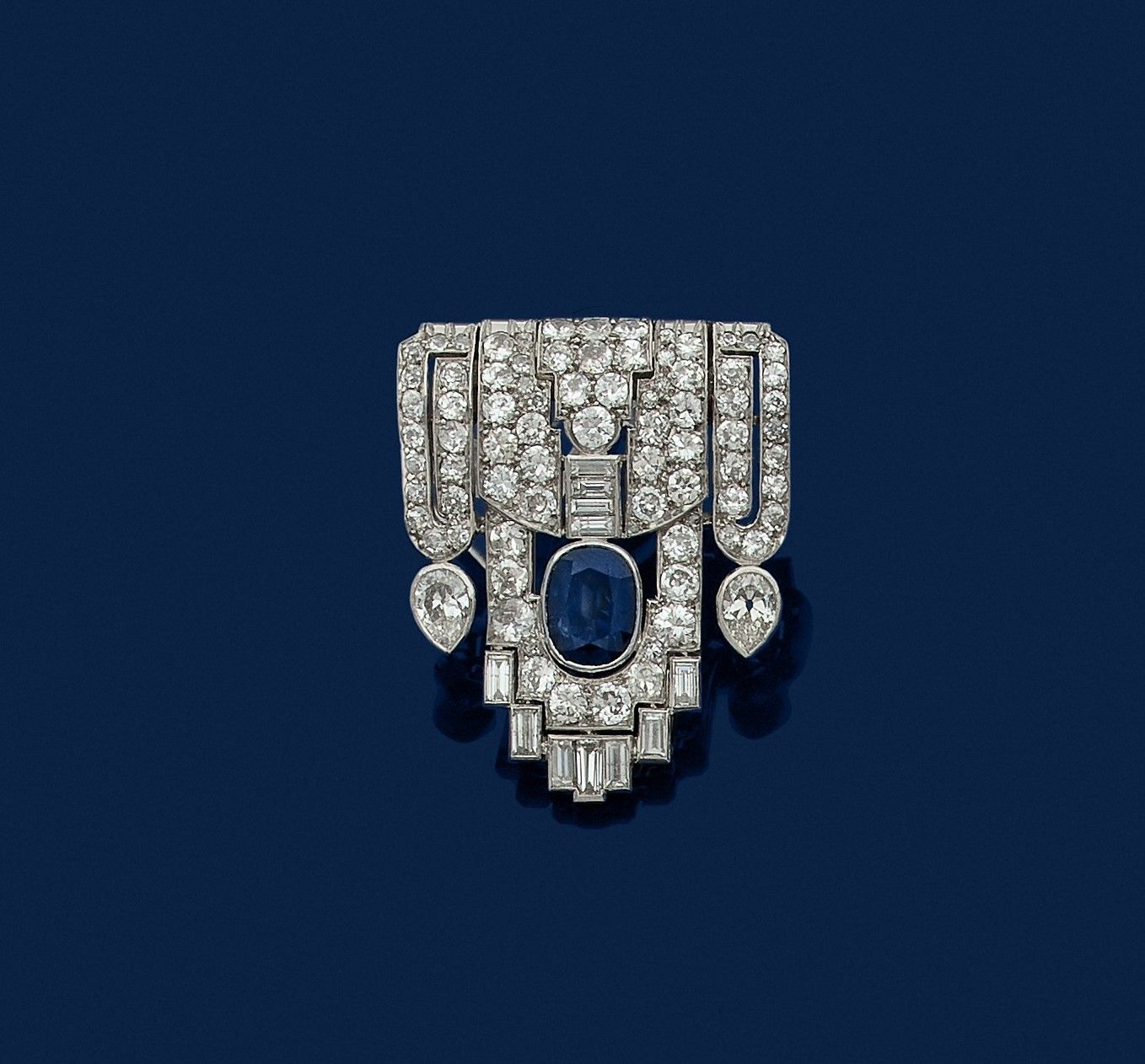 Null 18K（750）白金和铂金领夹，镶嵌圆形、长方形和梨形切割钻石，中央为椭圆形蓝宝石。1930年代的法国作品。高度：约3.8厘米。毛重：18.4克（冲击&hellip;