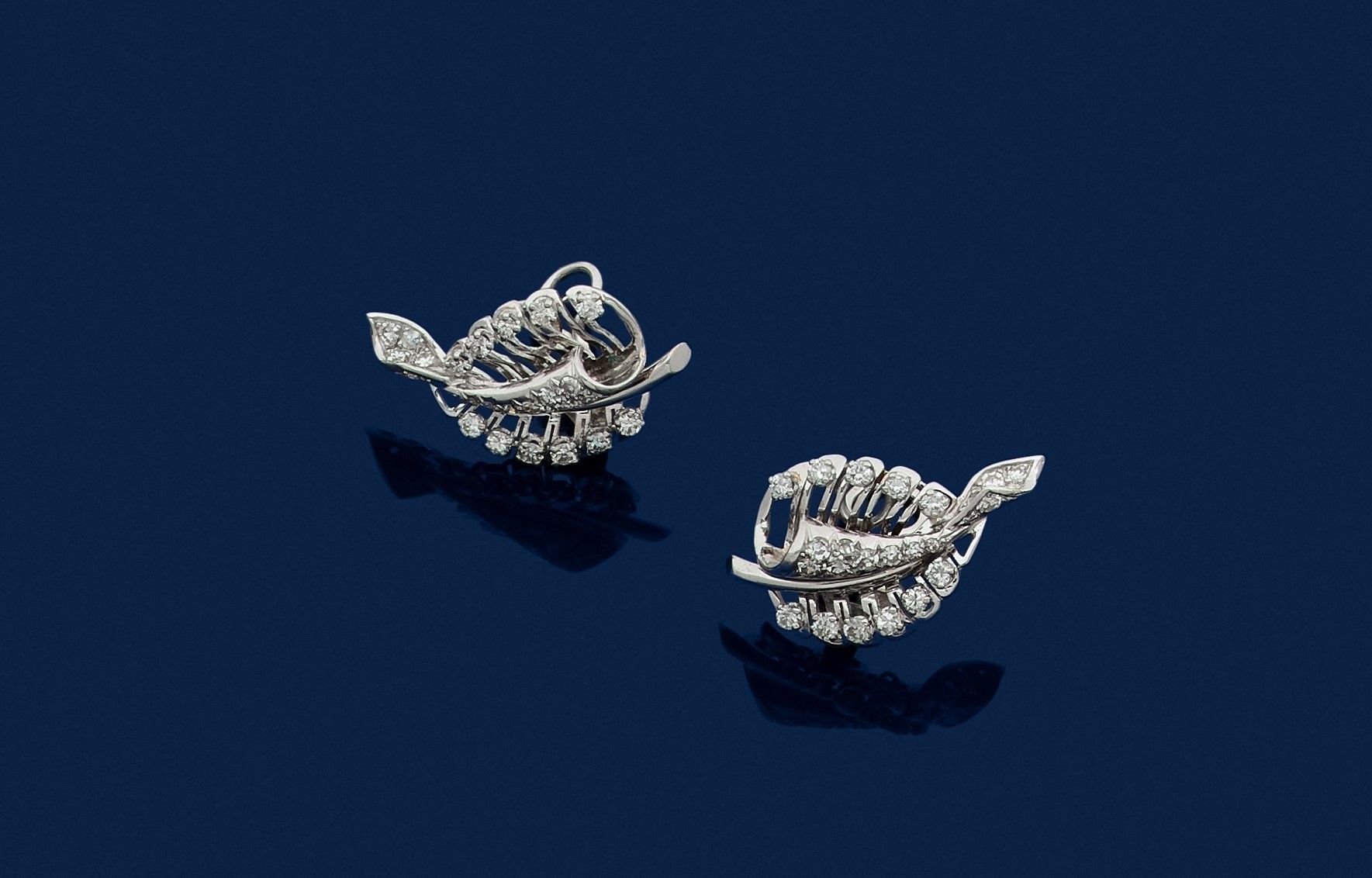 Null 一对18K（750）白金和铂金风格的叶子耳环，镶嵌8/8和老式切割的圆钻。1950年代的法国作品。高度：约3厘米。毛重 : 12,5 g

法国195&hellip;