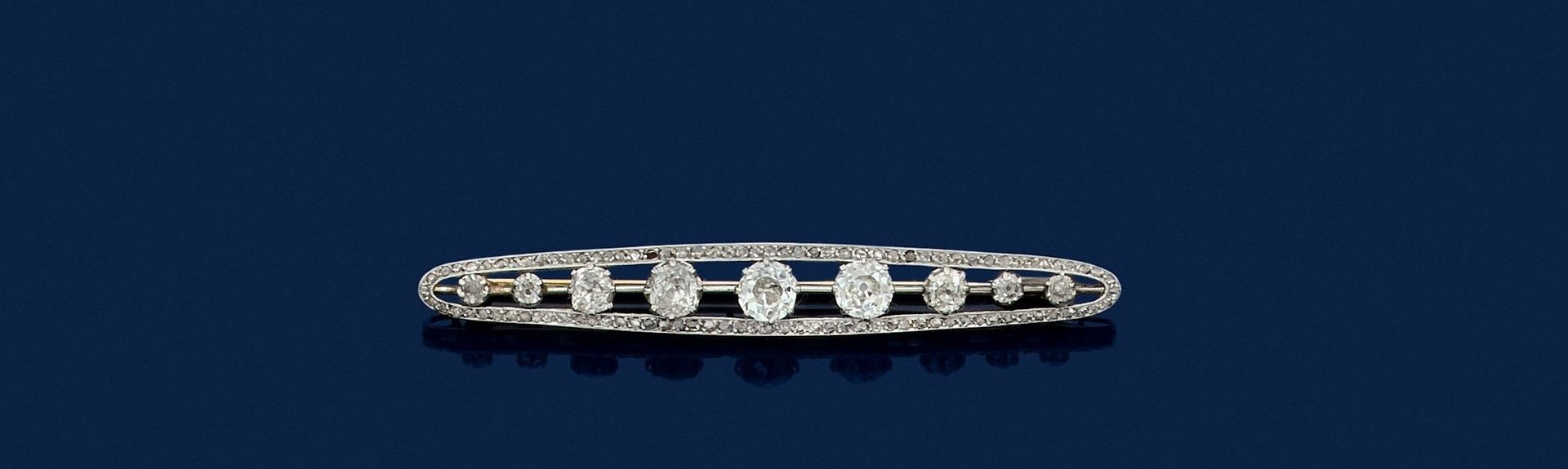 Null 一枚18K(750)金纺锤形胸针，镶有9颗老式切割钻石，镶嵌有玫瑰式切割钻石。20世纪20年代的法国作品。长度：6.8厘米左右。毛重：8.8克（缺失，&hellip;