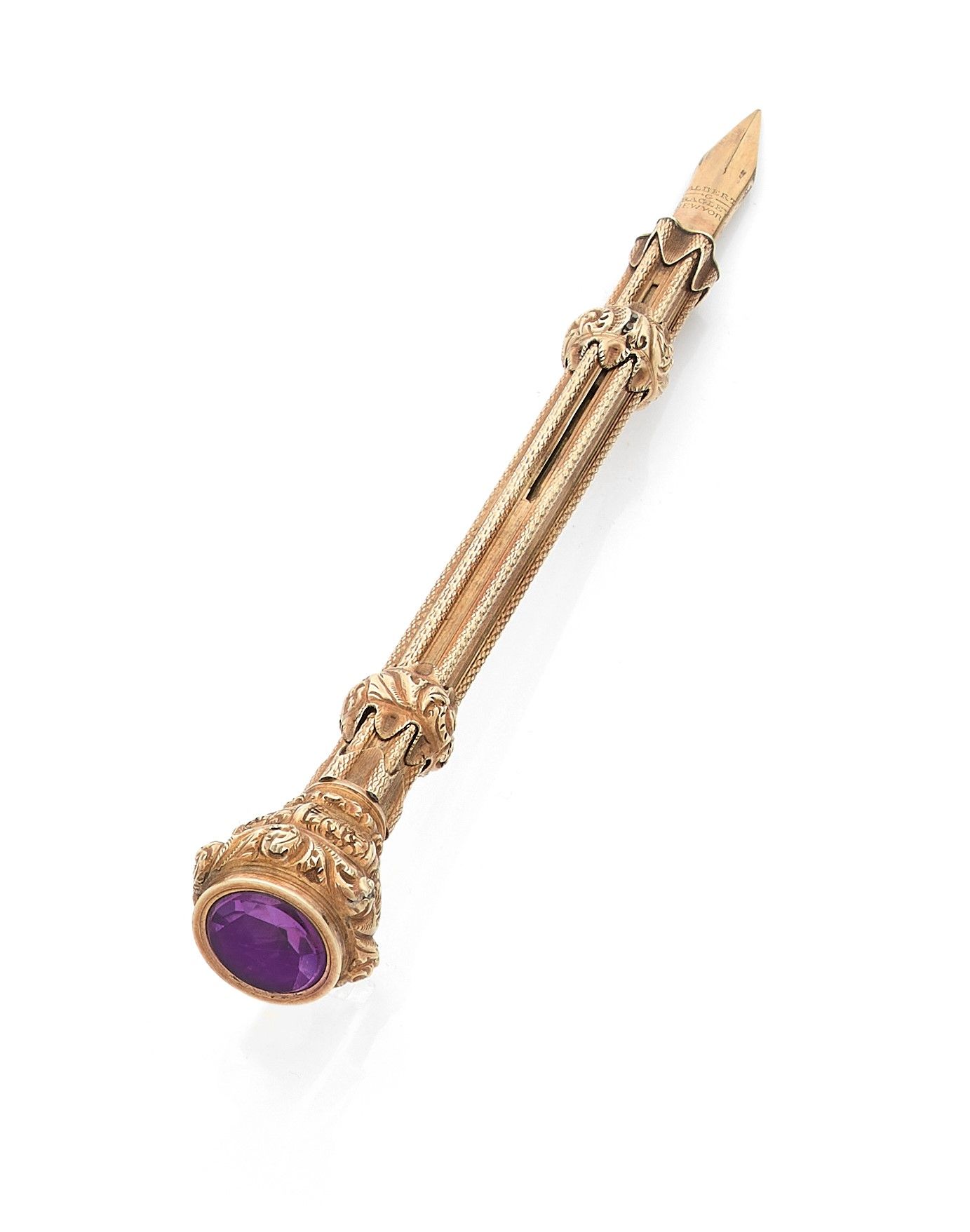 Null 
阿尔伯特-巴格利



14K(585)金玑镂和金属钢笔和机械铅笔，有叶子的装饰，末端镶有紫晶石。签名。19世纪下半叶的美国作品。长度：11厘米左右&hellip;