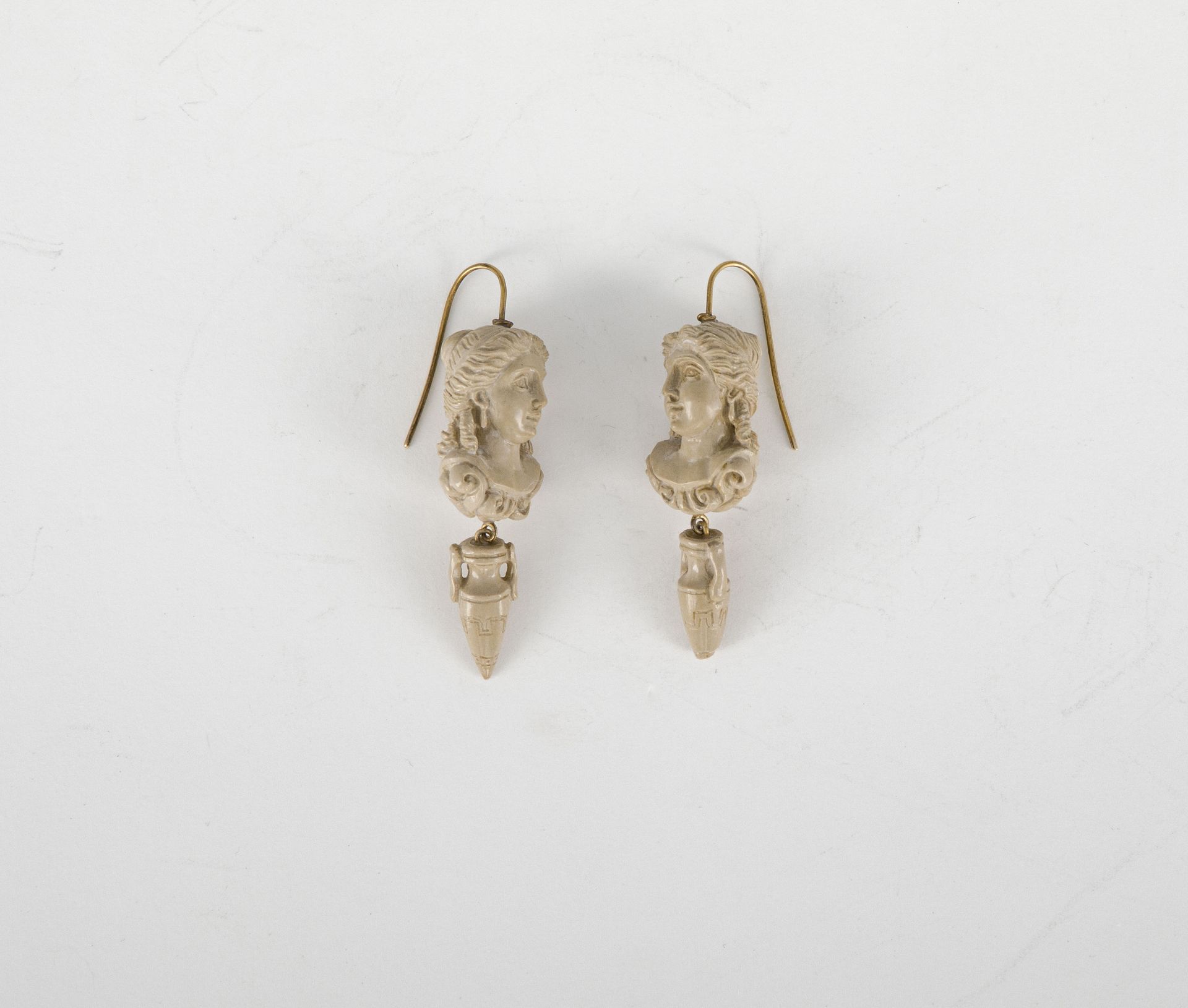 Null Ein Paar Ohrhänger aus Lavastein, die jeweils ein junges Mädchen darstellen&hellip;