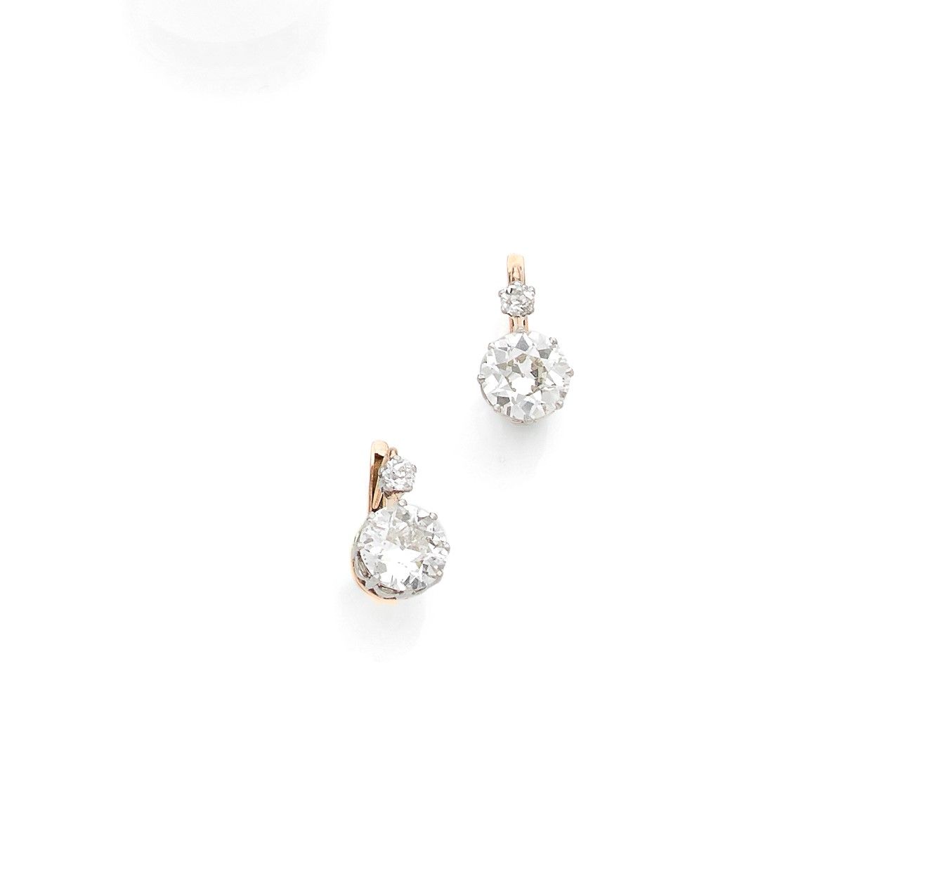 Null 一对18K(750)金卧蚕耳环，每只都镶嵌了一颗老式切割钻石和一颗小钻石。20世纪初的法国作品。高度：约1,2厘米。毛重：4.2克（震荡）。

20世&hellip;