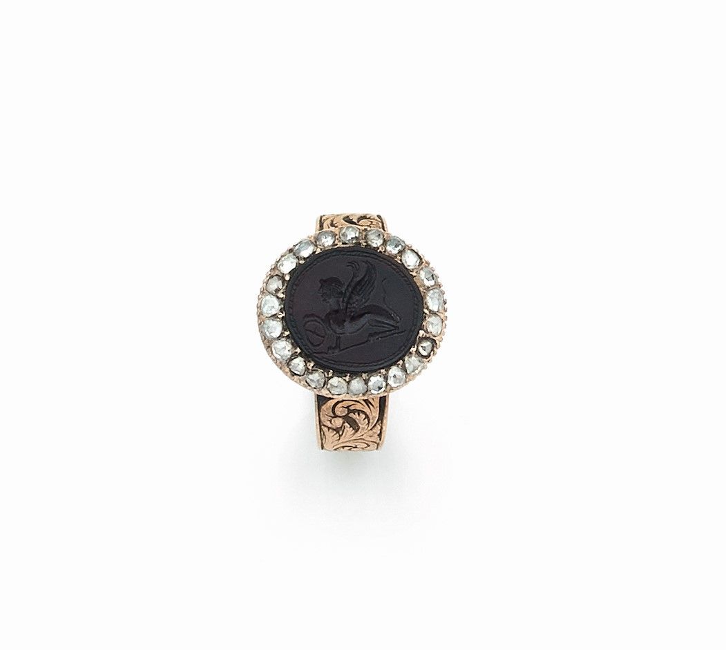Null 一枚14K (585)金戒指，上面镶嵌着代表奇美拉的凹版画，上面镶嵌着玫瑰式切割钻石，戒指上刻有叶子。19世纪的作品。手指大小：56。毛重：7.1克（&hellip;