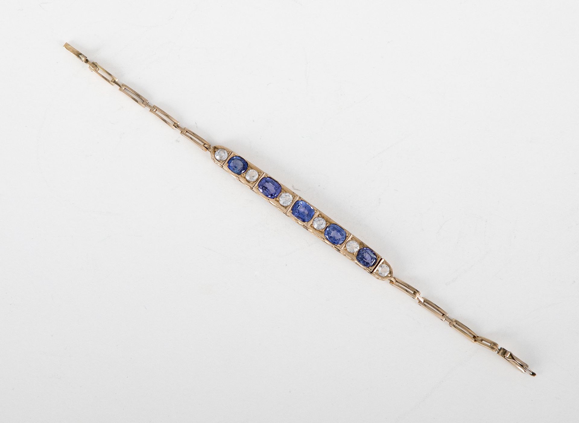 Null 14K (585)玫瑰金手镯，镶嵌有5颗椭圆形蓝宝石和白色托帕石。长度：15厘米左右。毛重：14克

镶嵌蓝宝石和黄宝石的手镯
