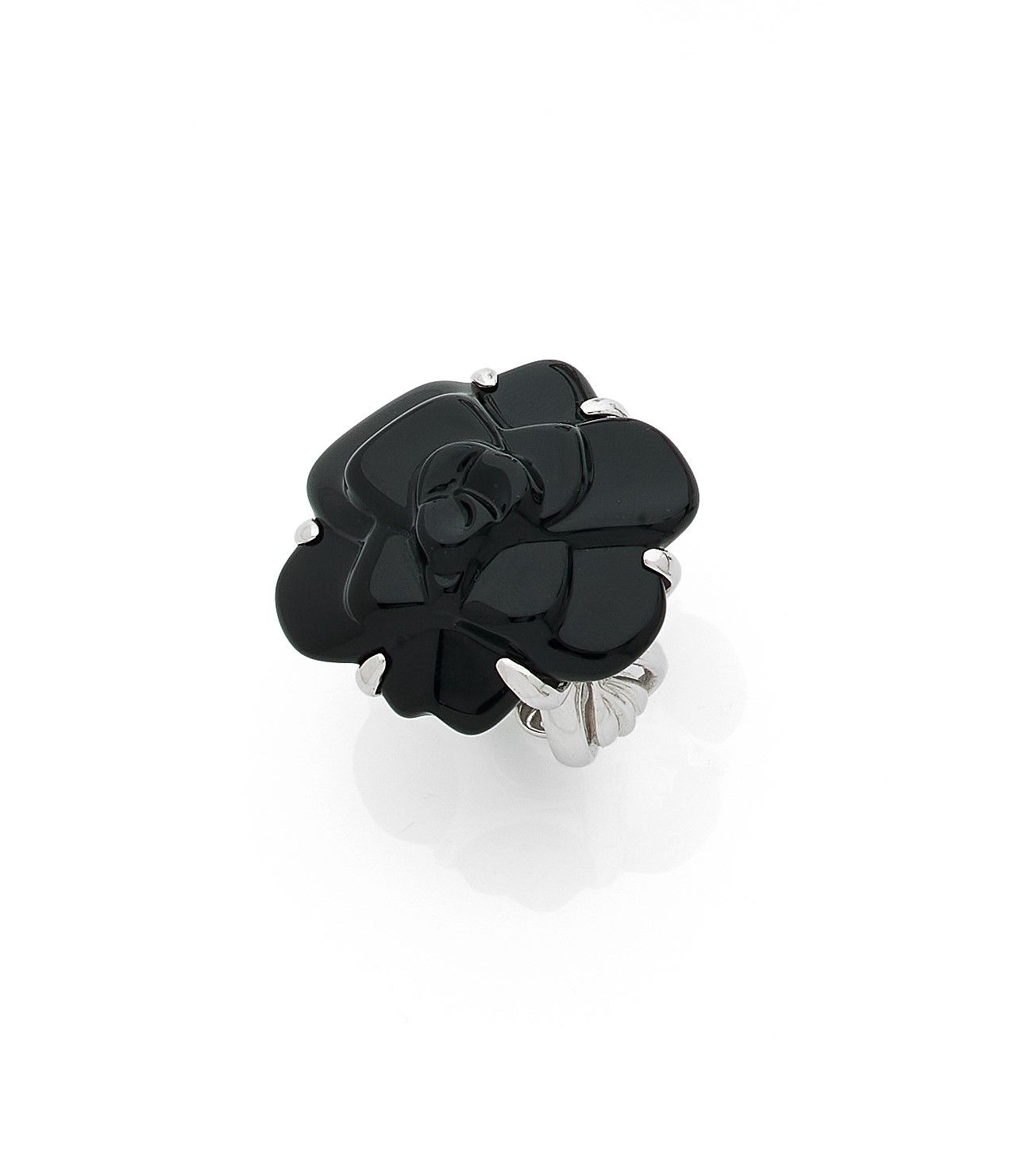 Null CHANEL
Bague en or gris 18K (750), modèle Camélia, la fleur en onyx sculpté&hellip;