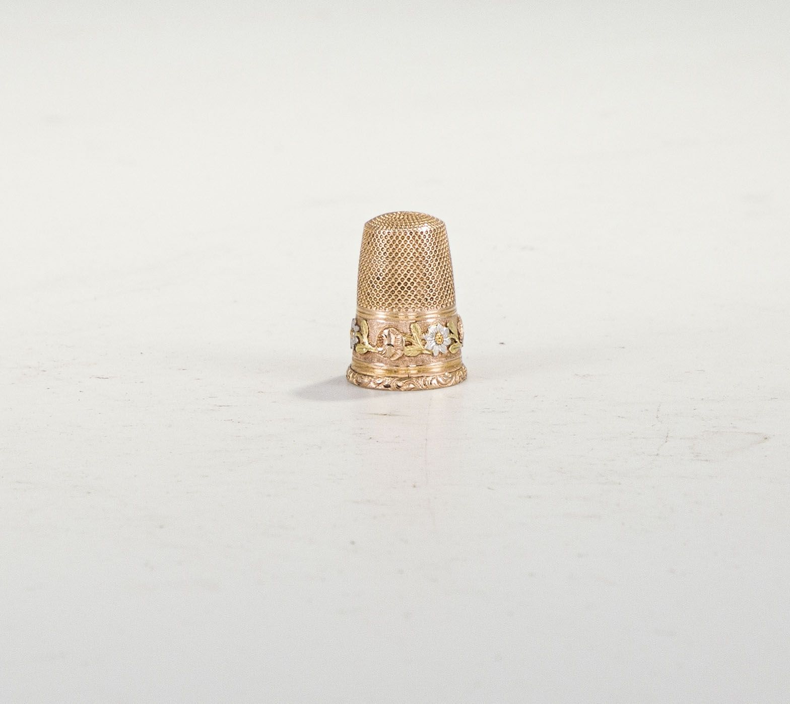 Null 18K（750）金顶针，有彩色金花。19世纪的法国作品。保存在它的箱子里。重量 : 5,7 g

一个19世纪的金顶针