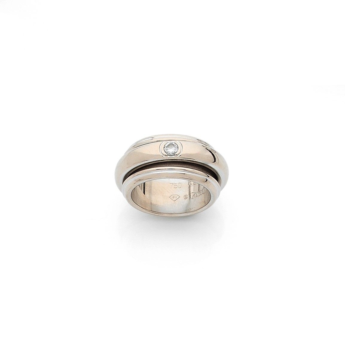 Null PIAGET
Bague Possession en or gris 18K (750), ornée d’un anneau mobile sert&hellip;
