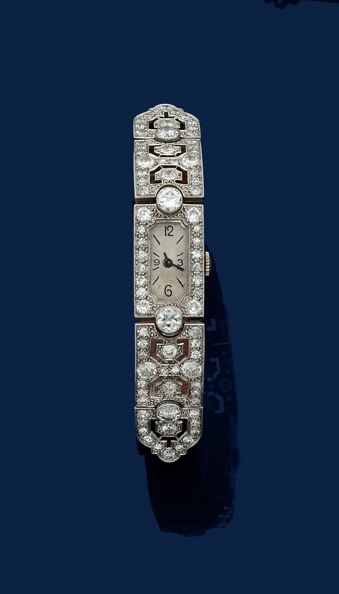 Null Damenuhr aus Platin, rechteckiges Zifferblatt besetzt mit runden Altschliff&hellip;
