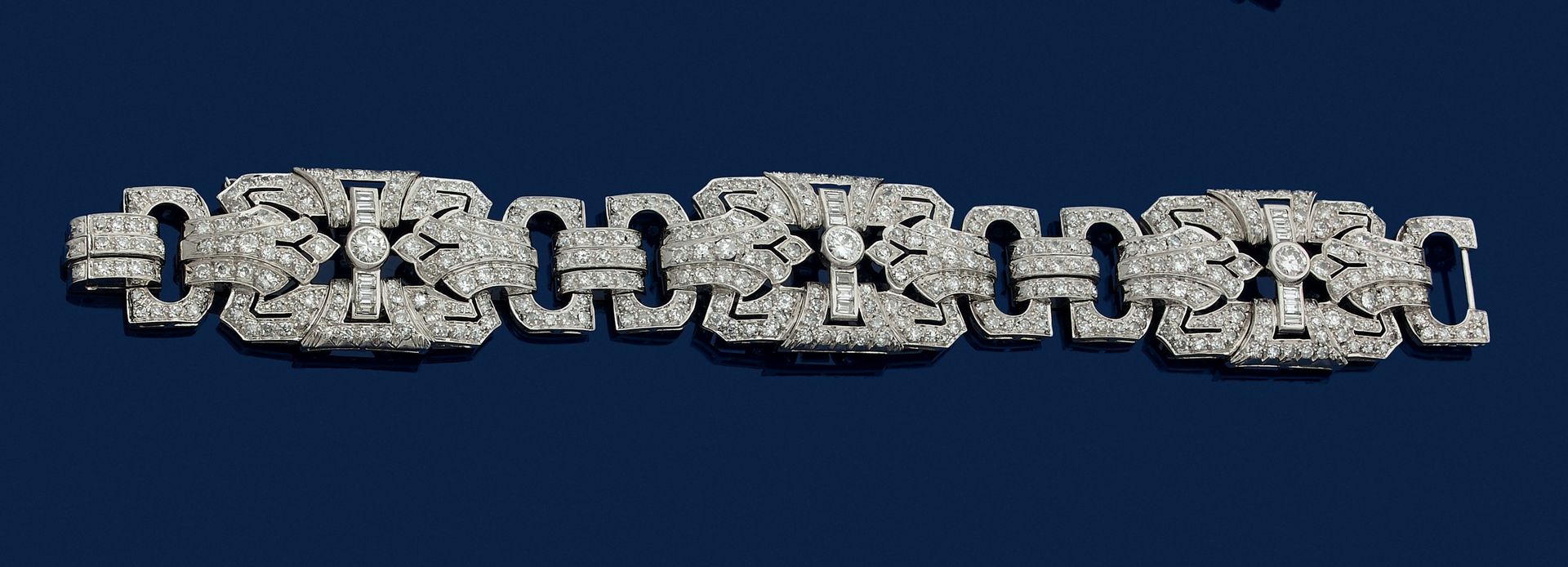 Null 铂金铰链式手镯，由穿有几何图案的链节组成，镶嵌圆形老式和8/8切割钻石以及长方形钻石。1930年代的法国作品。尺寸：18.5 x 2.5厘米左右。毛重&hellip;