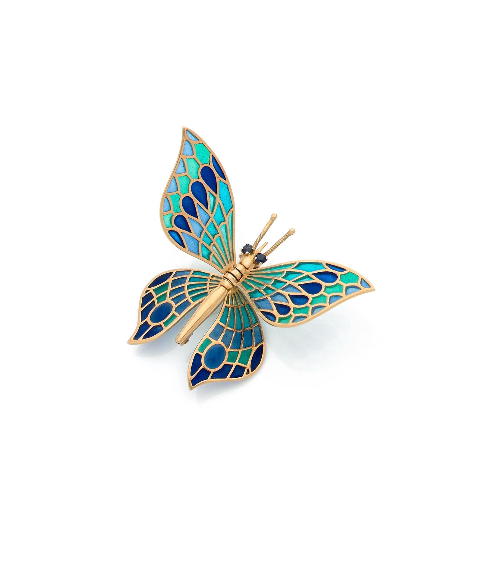 Broche de mariposa en oro de 18 quilates (750), las alas, articuladas,  esmaltadas en plique-à-jour, los ojos resaltados cada uno con un zafiro.  Dimensiones: 4 x 6,2 cm aproximadamente. Peso bruto: 9,6