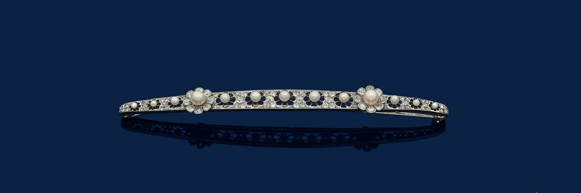Null GEORGES FOUQUET大型
18K(750)白金发夹胸针，镶有珠花的珍珠和老式切割及玫瑰式切割钻石。有签名和编号的。1910年代的法国作品。保&hellip;