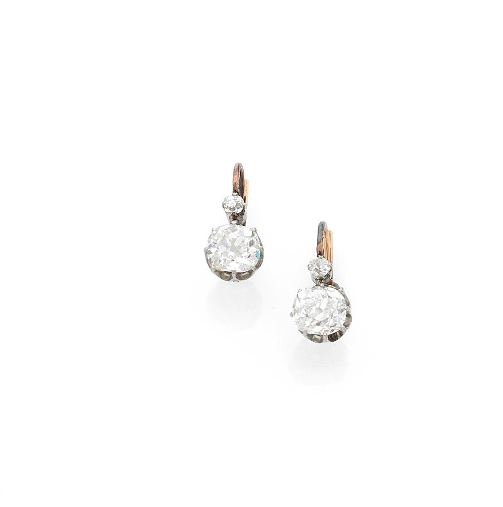 Null A pair of 18K (750) gold sleeper earrings, each set with old-cut diamonds. &hellip;